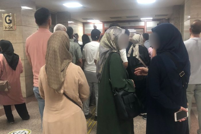 İzmir'de gözaltına alınan 45 öğrenciden 42'si tutuklandı. İçlerinde Alzheimer hastası ve halen hapishanede olan İbrahim Güngör'ün kızı Sueda Güngör de var.
