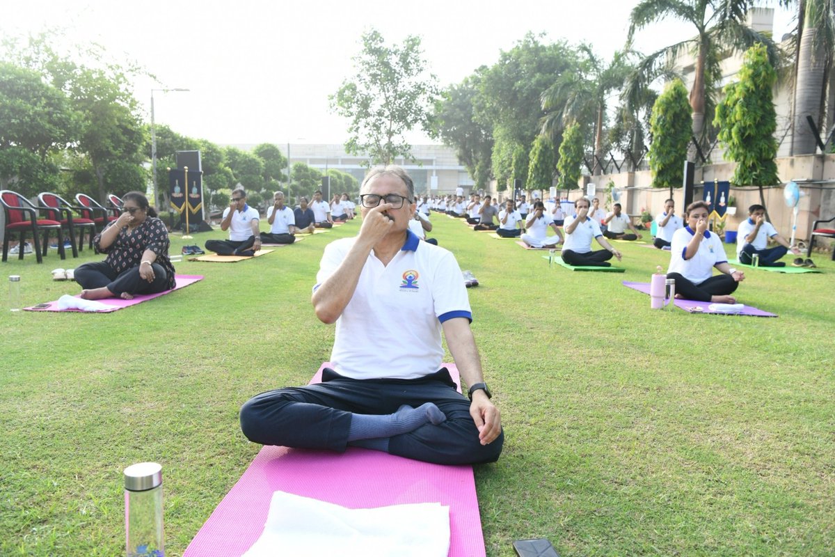 BPRDIndia's tweet image. अंतर्राष्ट्रीय योग दिवस 2025 पर 'एक पृथ्वी,एक स्वास्थ्य के लिए योग' के संकल्प के साथ ब्यूरो मुख्यालय में योग कार्यक्रम का आयोजन हुआ जिसमें ब्यूरो के महानिदेशक,सभी अधिकारियों एवं कार्मिकों ने भाग लिया।
करें योग रहें निरोग!🌏🧘♂️ #InternationalDayOfYoga2025 #YogaForOneEarthOneHealth