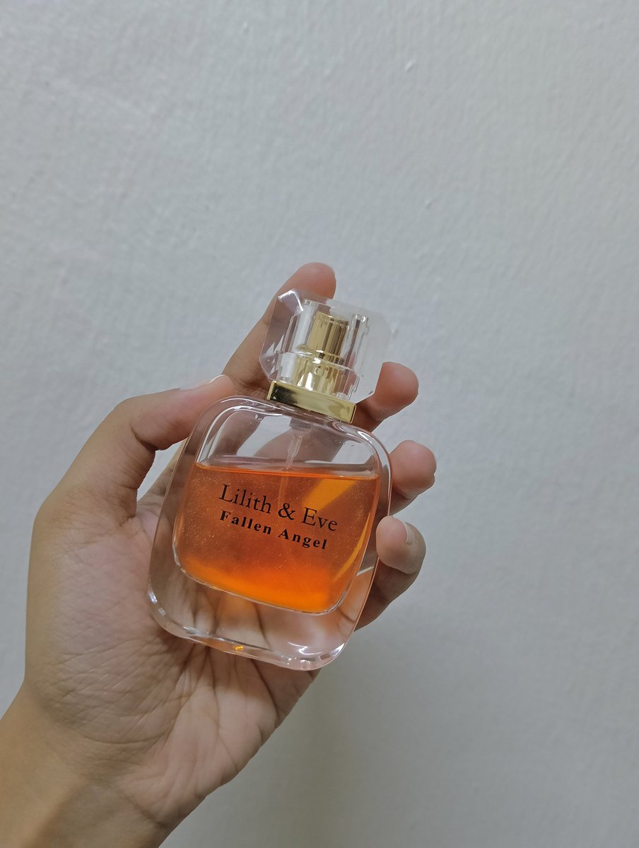mhbeautyy's tweet photo. One of the underrated perfume from Lilith &amp; Eve in my opinion is this one - Fallen Angel.

Everytime rasa nak pakai perfume yg bau lembut, manis2 buah, I akan grab this one. Bau dia pun mcm perfume exclusive, addicted sgt 🥰 Even bottle dia pun cantik, ada glitters kat dlm 💖 https://t.co/WiDmrJb2XG