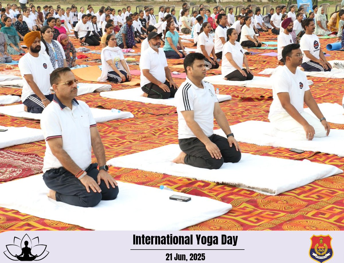BarnalaPolice's tweet photo. Celebrating International Yoga Day 🧘‍♂️🧘‍♀️
DC Barnala and SSP Barnala joined officers and citizens in a collective display of unity, wellness, and inner peace through yoga.
A powerful step towards a healthier, stress-free society! 🙌🇮🇳
 #BarnalaYogaDay #PoliceWithPublic #FitPunjab https://t.co/qxiU0sDDoT