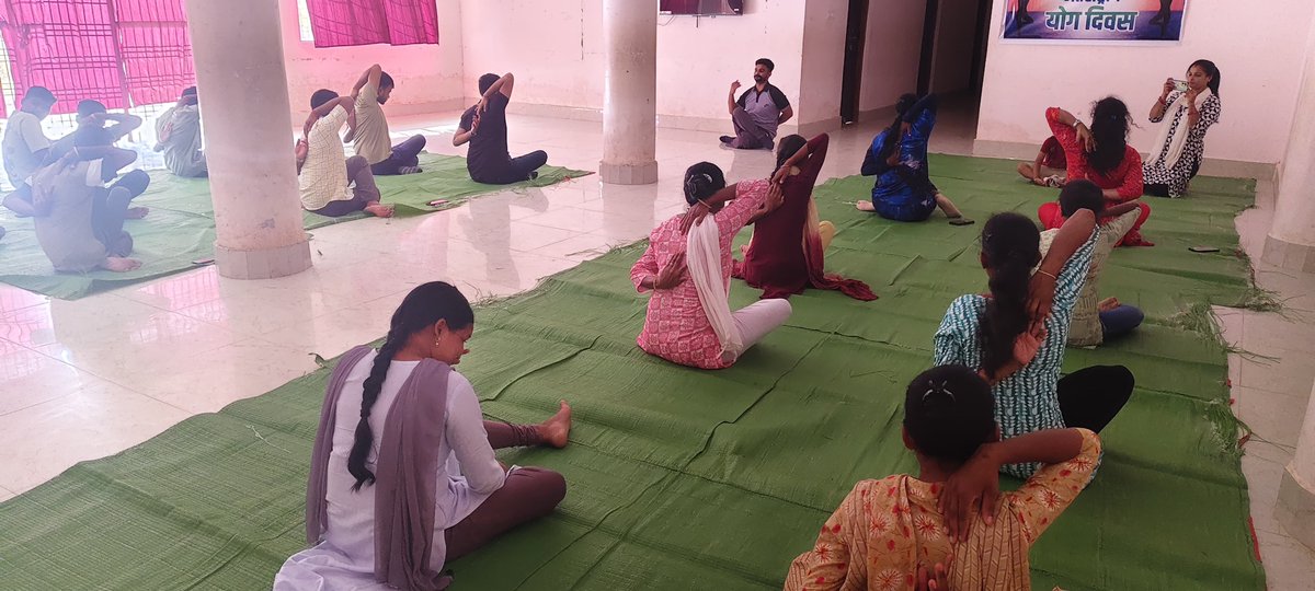 योगः कर्मसु कौशलम् 

अंतरराष्ट्रीय योग दिवस की हार्दिक शुभकामनाएं।
एकलव्य आदर्श आवासीय विद्यालय गीदम में अंतरराष्ट्रीय योग दिवस पर योगाभ्यास किया गया।

आइए, आध्यात्मिक उन्नयन, शारीरिक व मानसिक सशक्तिकरण के लिए योग को अपने जीवन का हिस्सा बनाएं।

@nests_emrs <a href="/TribalAffairsIn/">Ministry of Tribal Affairs, Govt. of India</a>