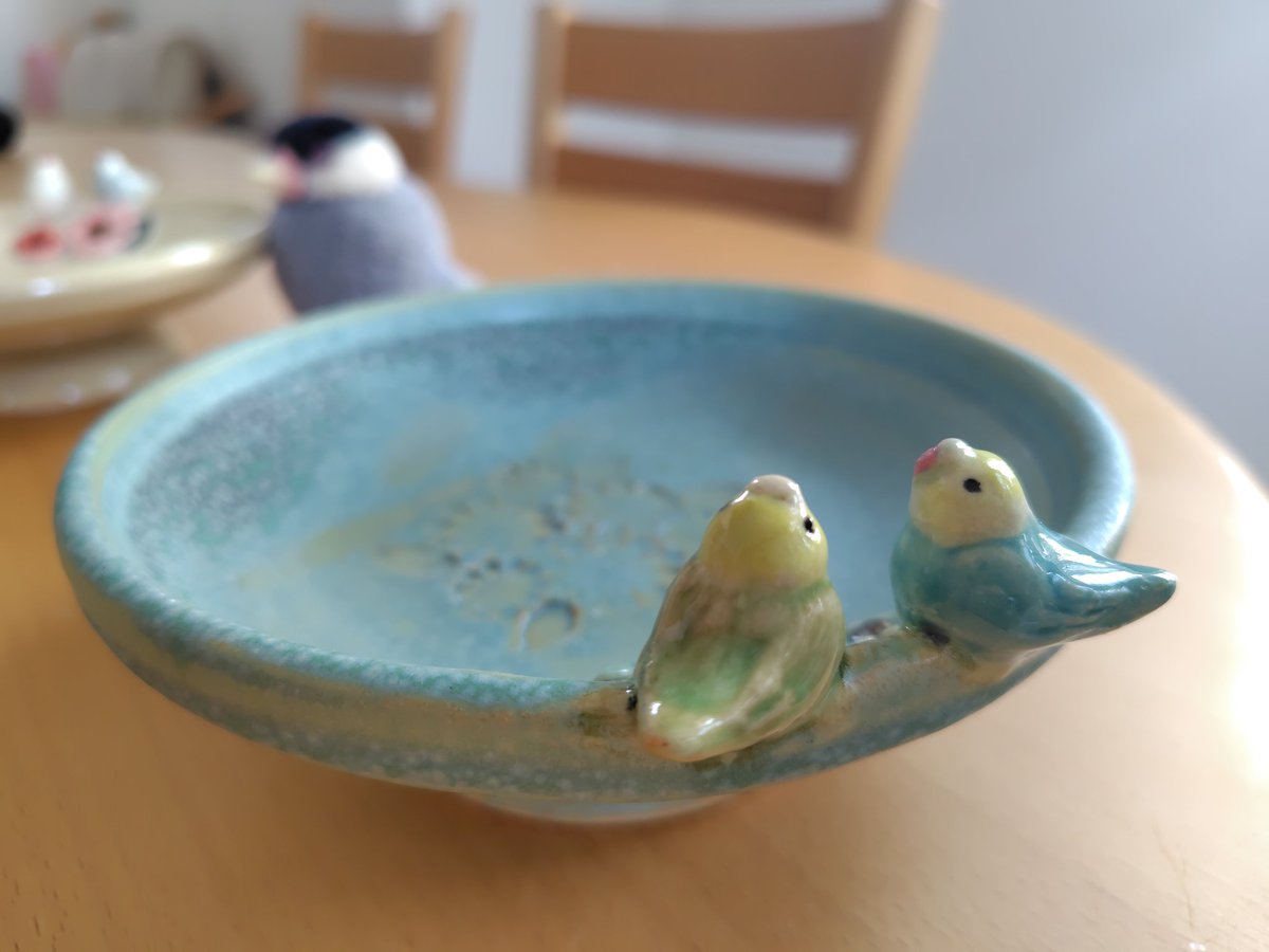 高台付き小鳥のおやつ入れ😊
飼い主さんのおやつにもいい♪
今年バージョンは少し深め、水遊び用にも
小さなお友達が付いてます😊
数は少ないですが見ていただけると嬉しいです。
※モデルは主人作の小鳥ポンポン☝️この子たちは付きません😅

#小鳥ガーデン
#文鳥 #セキセイインコ
#陶芸  #まめるり