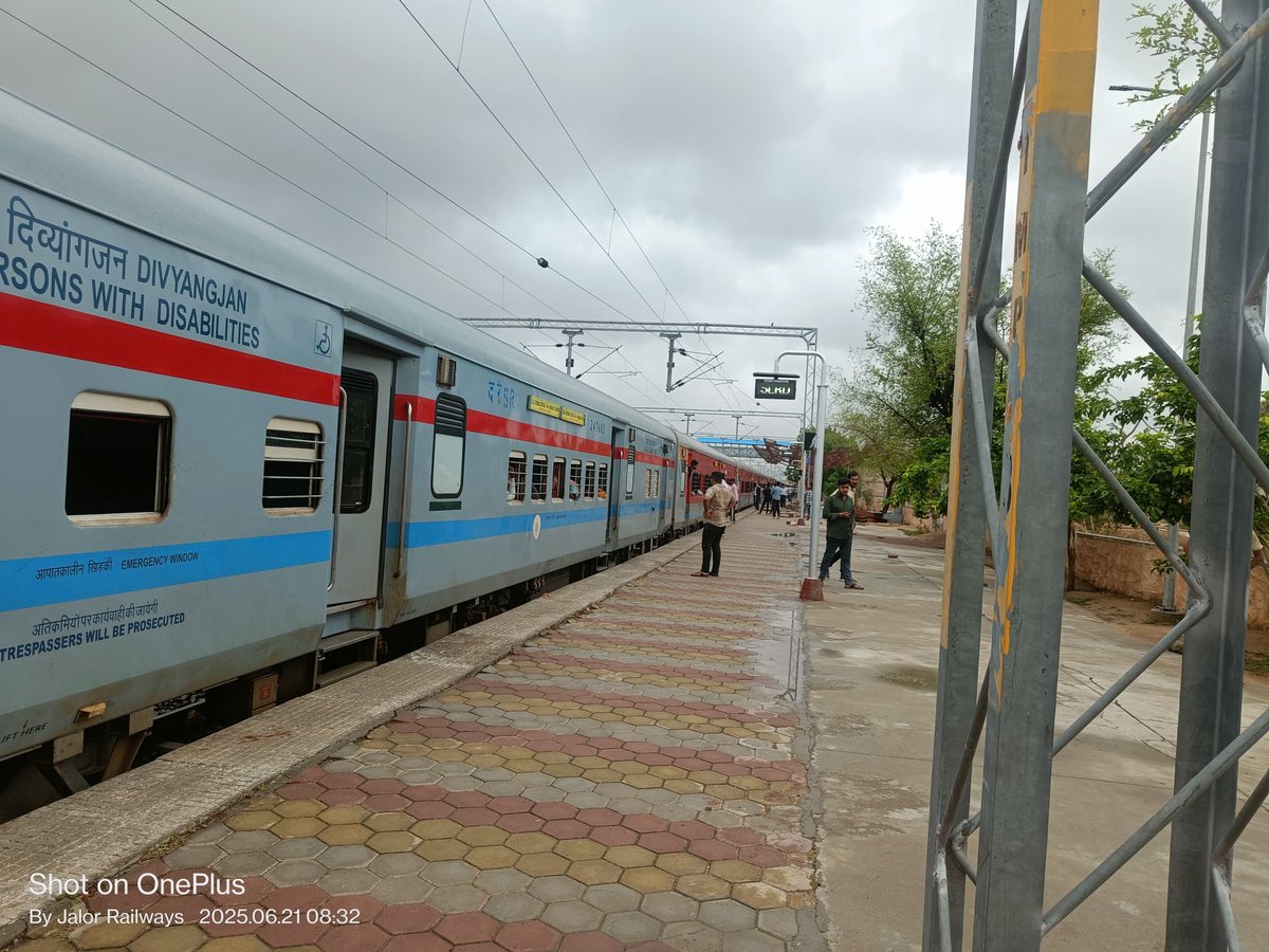 MODRAN_NEWS's tweet image. #चैन्नई से #धनेरा #मोदरान  व #मोकलसर होकर रनिंग थरु जा रही ट्रेन NO.20626 का ठहराव ईस #समदड़ी_भीलड़ी #रेल मार्ग के 3मुख्य स्टेशनो मोकलसर, मोदरान व धनेरा पर नहीं होने से यात्रियों को आवागमन में बहुत परेशानी हो रही है तत्काल ईन स्टेशनों पर ठहराव दिया जाए
@RailMinIndia
@RailwaySeva