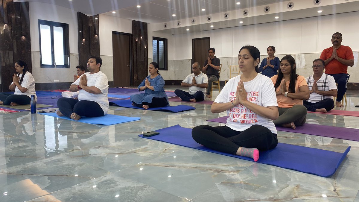 NehalShahBJP's tweet photo. 🧘‍♀️ On the occasion of #InternationalYogaDay, we organised and participated in a refreshing Yoga for Calming and Energetic Life session today in Matunga, #Ward177 

Residents joined the session along with Ward 177 BJP President Hiral Savla and Team BJP.

Grateful to certified yoga instructor Kajal Savla for guiding us through this energising experience. 🙏