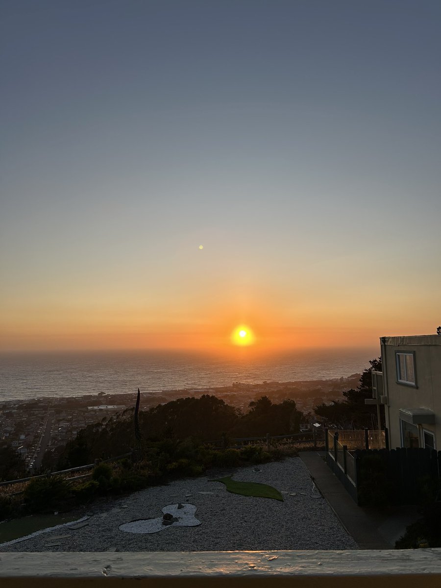 akylaiksm's tweet image. We climbed up the rooftop of our airbnb to catch the sunset, and somebody called the police on us😭
I guess somebody is getting kicked out tonight