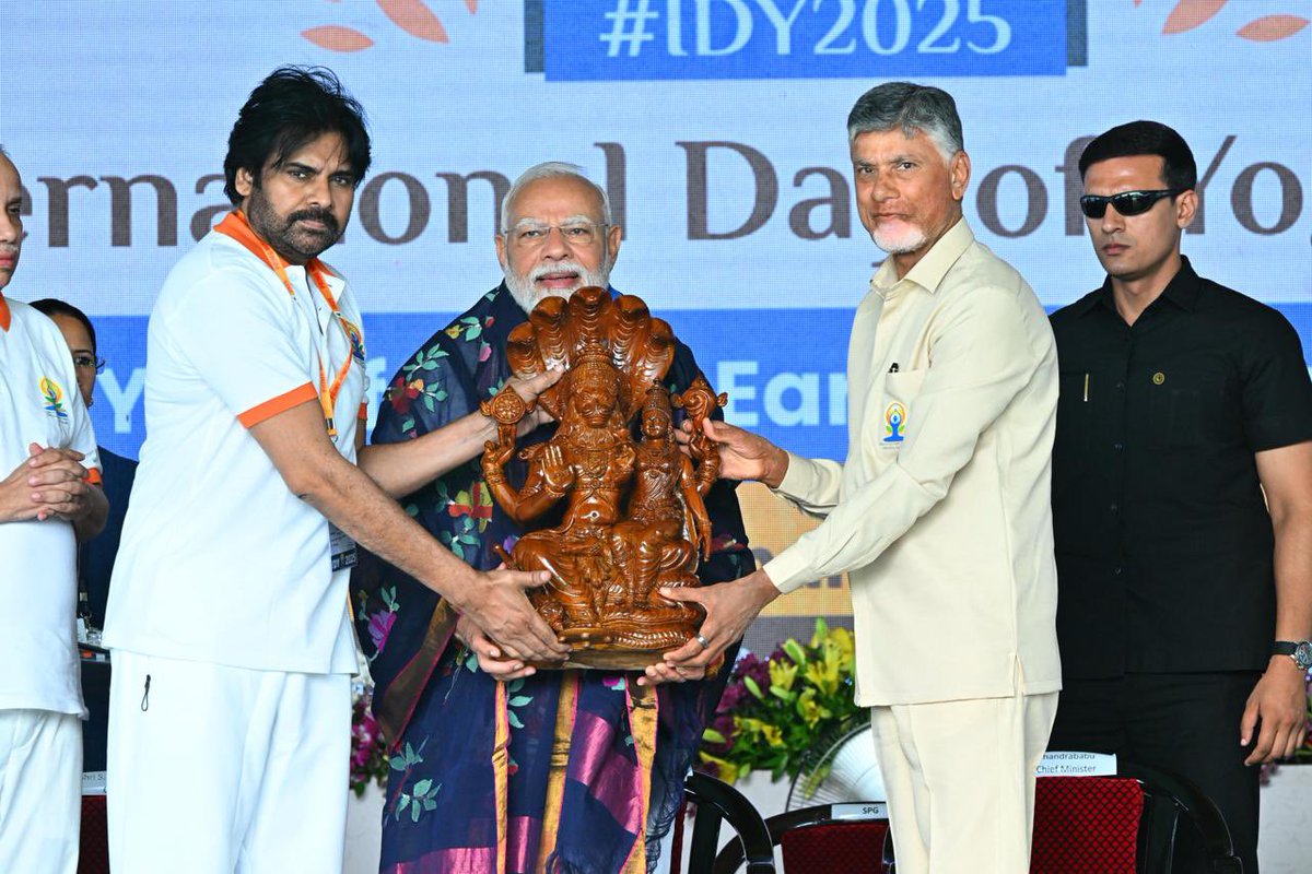 Deputy CMO, Andhra Pradesh (@apdeputycmo) on Twitter photo అంతర్జాతీయ యోగా దినోత్సవం సందర్భంగా విశాఖలో నిర్వహించిన యోగాంధ్ర కార్యక్రమంలో గౌ|| భారత ప్రధాని శ్రీ <a href="/narendramodi/">Narendra Modi</a> గారితో ఉప ముఖ్యమంత్రి <a href="/PawanKalyan/">Pawan Kalyan</a>.
#InternationalYogaDay #YogaForOneEarthOneHealth #YogaAndhra2025 అంతర్జాతీయ యోగా దినోత్సవం సందర్భంగా విశాఖలో నిర్వహించిన యోగాంధ్ర కార్యక్రమంలో గౌ|| భారత ప్రధాని శ్రీ <a href="/narendramodi/">Narendra Modi</a> గారితో ఉప ముఖ్యమంత్రి <a href="/PawanKalyan/">Pawan Kalyan</a>.
#InternationalYogaDay #YogaForOneEarthOneHealth #YogaAndhra2025