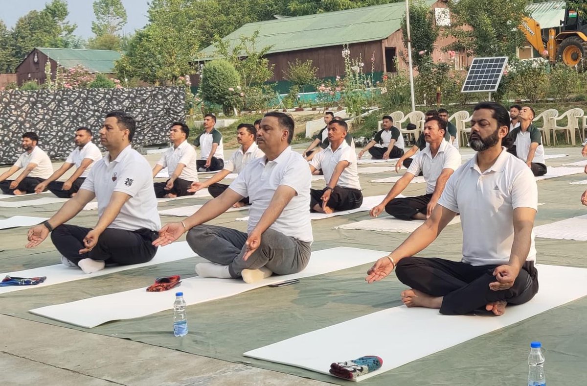 KupwaraTerriers's tweet photo. Soldiers celebrating International Yoga Day at a remote village of Northern India's Kupwara District

#InternationalYogaDay
#Yoga #Kashmir #IndianArmy @adgpi @chinarcorps @KupwaraTerriers @NorthernComd_IA @Vikas24851326 https://t.co/vtpAKGFeH5