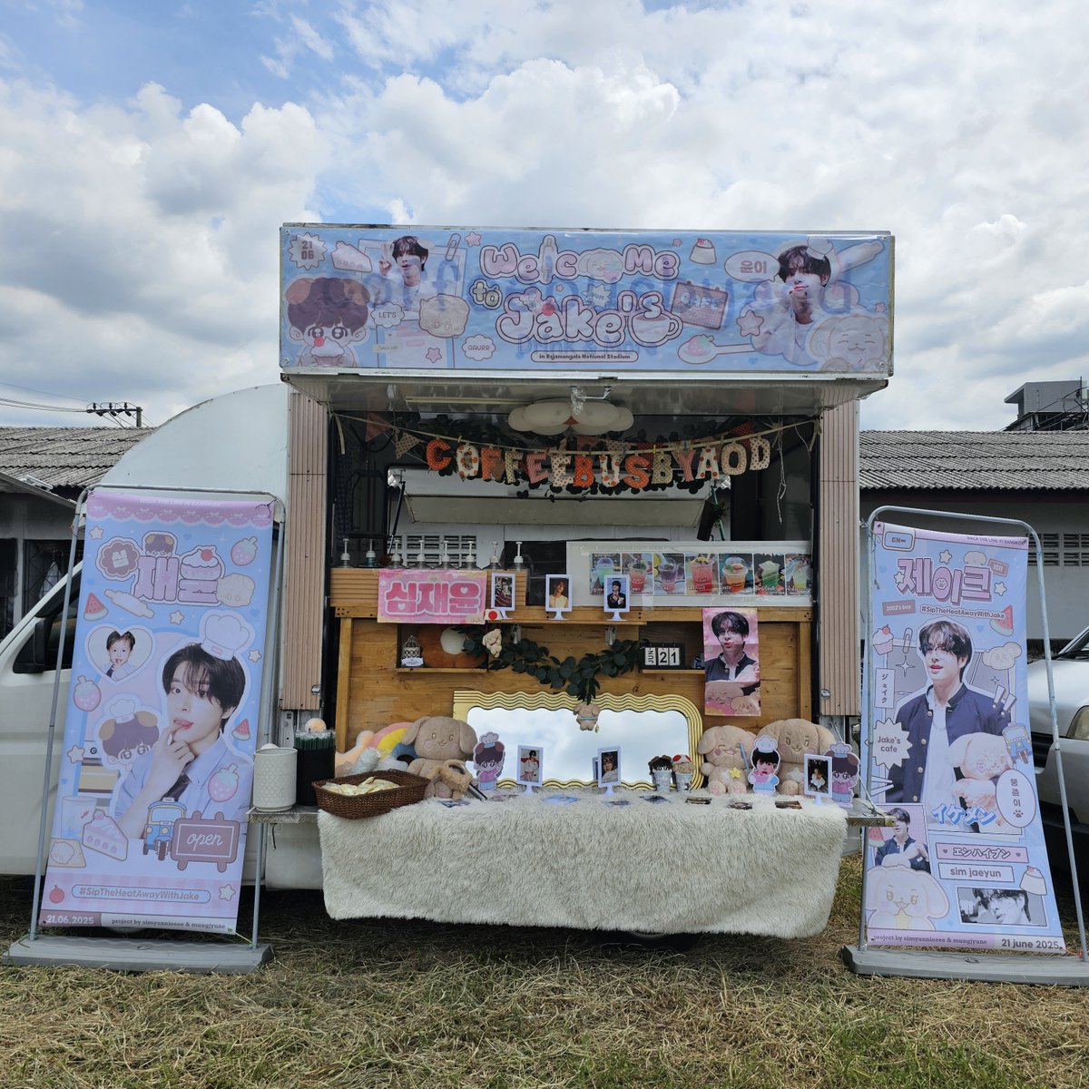 ☆ 𝑱𝑨𝑲𝑬's Drink Truck ☆
#SipTheHeatAwayWithJake

🩵 เริ่มแจกแล้วนะคะ แวะมาถ่ายรูปกันได้ค่า 🩵

📍ลานจอดรถในซอยหลัง 7-11 ออกจากราชมังประตู 4 (ซอยรามคำแหง 24 แยก 28) 

#뭉쥰이 #윤이
#WALKTHELINE_IN_BKK
#WALKTHELINE_IN_BANGKOK