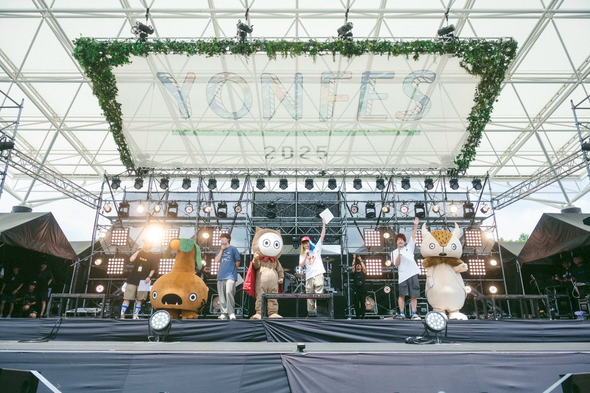 yon_fes's tweet photo. フォーリミメンバーの開会宣言で
今年もYON FESスタートしました♪

ステージにはHarvestくんが新登場🌴✨

#ヨンフェス https://t.co/ouN1kpMSkg