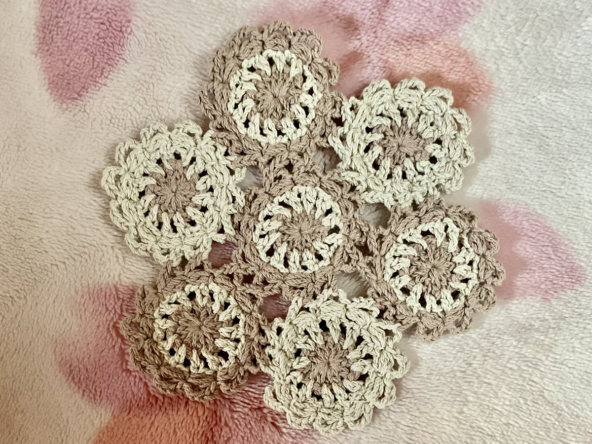 モチーフつなぎのドイリー編みました