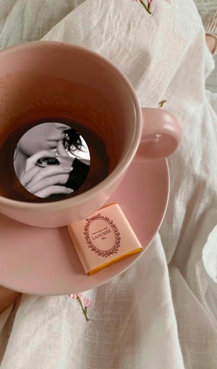 #هذا_الصباح
٧:٤٤ ص
كنت حُراً إلى أن نظرت ليّ…………………….💭