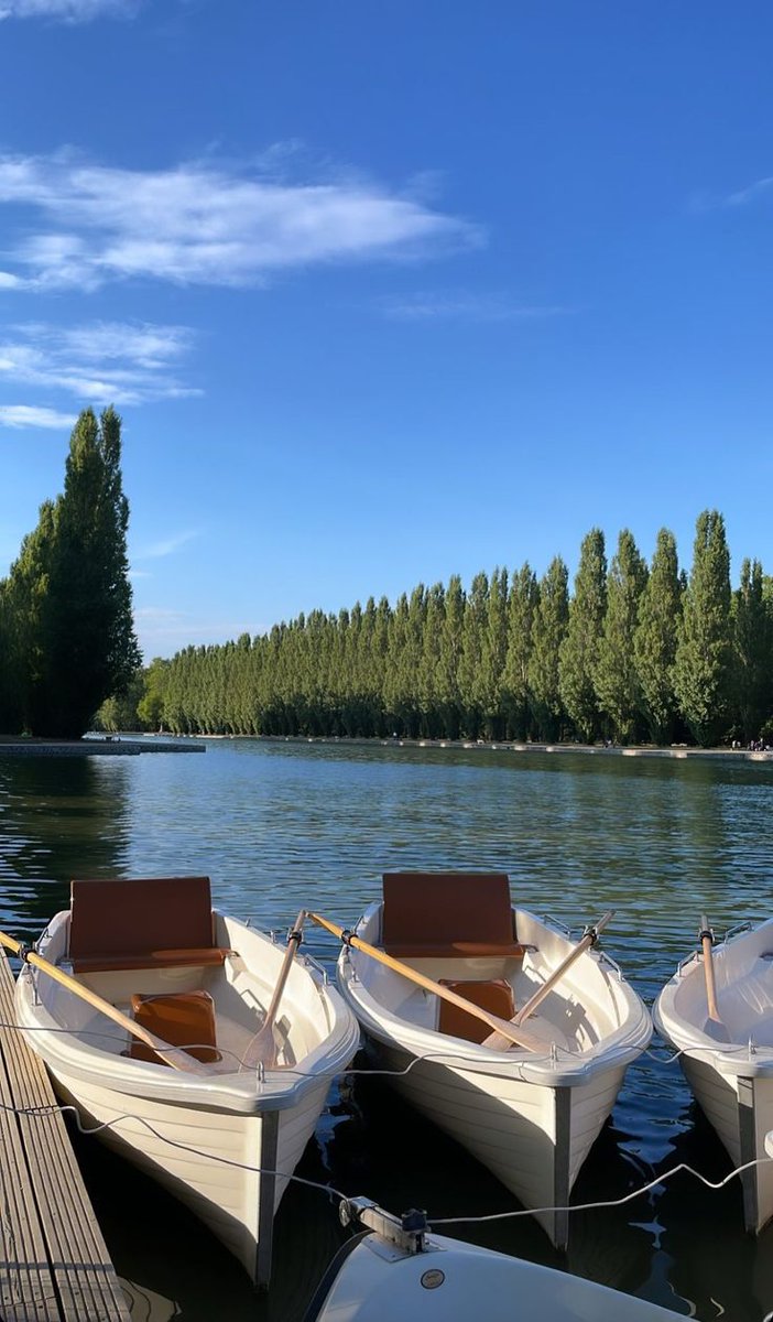 أحيانًا نضحك كثير عشان ما نبكي
واللي حولنا يحسب إن قلوبنا بخير