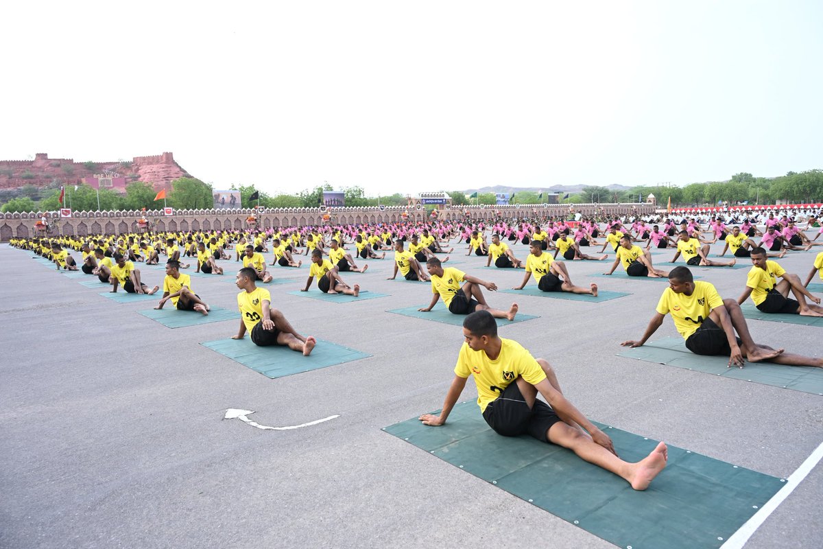 "𝗬𝗼𝗴𝗮 𝗶𝘀 𝘁𝗵𝗲 𝗷𝗼𝘂𝗿𝗻𝗲𝘆 𝗼𝗳 𝘁𝗵𝗲 𝘀𝗲𝗹𝗳, 𝘁𝗵𝗿𝗼𝘂𝗴𝗵 𝘁𝗵𝗲 𝘀𝗲𝗹𝗳, 𝘁𝗼 𝘁𝗵𝗲 𝘀𝗲𝗹𝗳."
BSF personnel, recruits, families &amp; children joined in large numbers, embracing Yoga as a tool for strength, balance &amp; harmony.

#IYD2025 #YogaWithBSF #SeemaPrahari