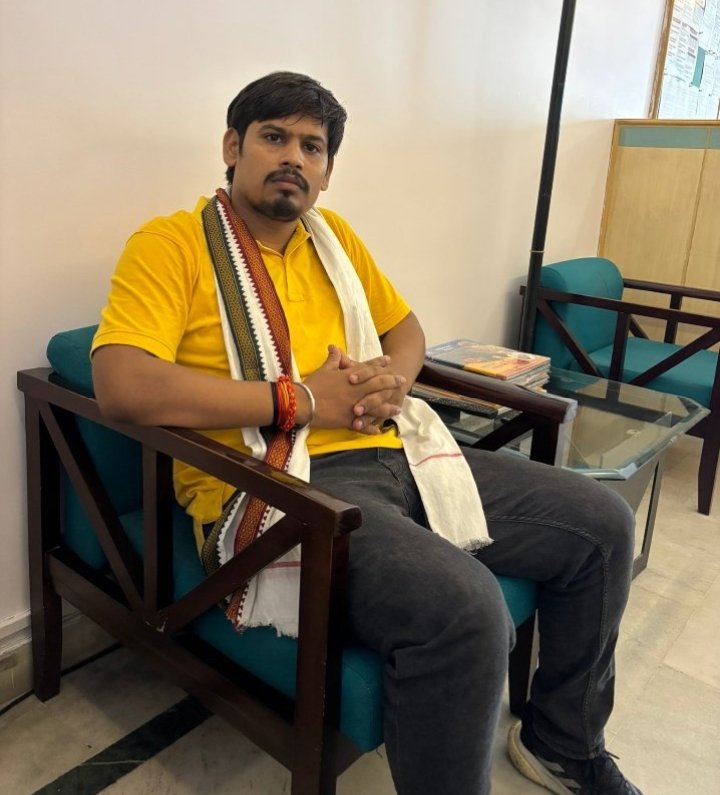 NeerajPr_UP44's tweet image. रजत भाई लगातार लखनऊ पहुंचकर शिक्षक भर्ती का मुद्दा उठा रहे थे और मीडिया का भी सहारा लिया
✅इसको देखते आज शाम को STF की टीम सादे वर्दी में पहुंचकर हमारे भाई को गिरफ्तार किया और उन्हें थाने नहीं ले गई 
इसका विरोध प्रदर्शन सोशल मीडिया से लेकर सड़क तक होनी चाहिए.
#Release_Rajatsingh