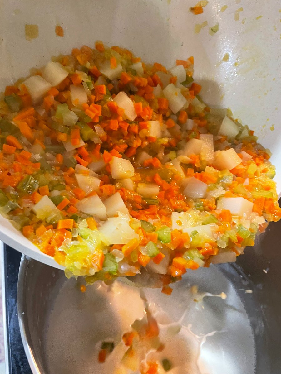 Estaba haciendo un Clam Chowder, Sopa de Almejas y quedó!!!. 💓
Creo que ya les mandé esta receta 💞