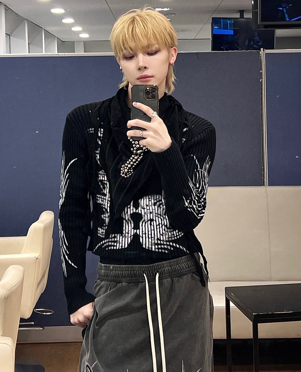 hips popping out, hands in pocket...yep