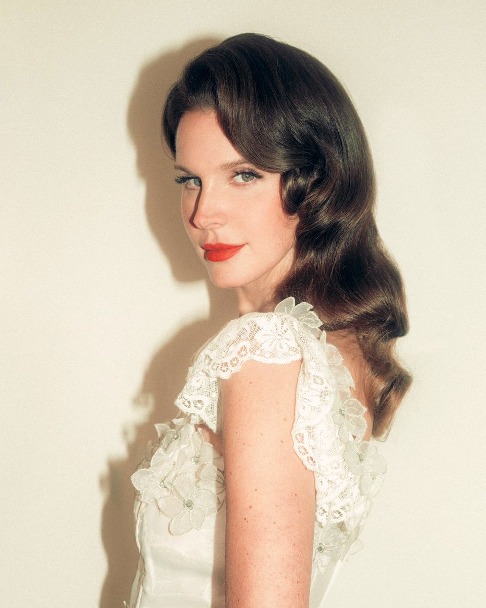 Happy birthday to my favorite artist of all time. The queen of alternative. The mother of all mothers, Miss Lana Del Rey. Happy 40th sweet soul ❤️