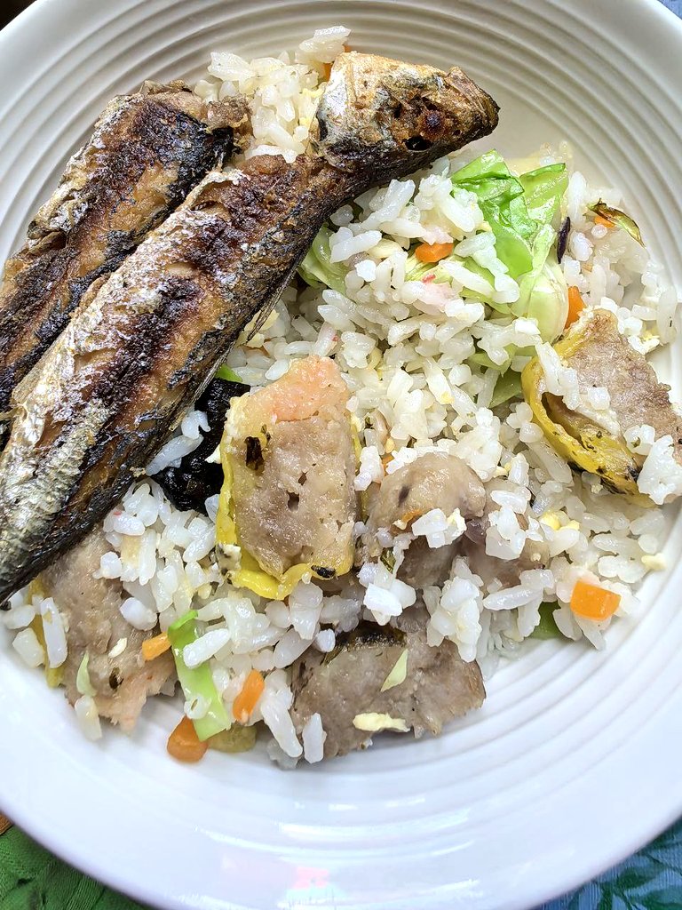 akosibhentong's tweet photo. From left over food sa ref to Shanghai rice and Fried Galunggong. Kayo, anong lunch nyo?
SB19Official #SB19
#SB19atHitoPop2025
#Busolved https://t.co/YEA0y6XFdY