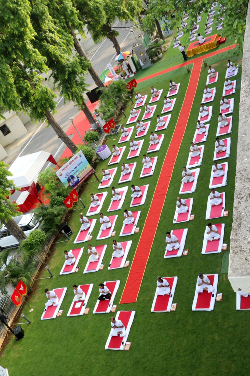 SSB_INDIA's tweet photo. 🧘‍♂️ International Yoga Day #IDY 2025 was celebrated with great zeal at FHQ, SSB, New Delhi!
#SSB personnel showcased inspiring dedication and enthusiasm during mass #Yoga performance. 🇮🇳✨

On this occasion, #DG SSB launched the ‘Integrated Yoga Therapy’ campaign in collaboration with CCRYN, Delhi to fight lifestyle diseases like hypertension, diabetes & obesity.

Sh. A. M. Prasad, #DGSSB encouraged all to embrace Yoga as a daily discipline for a healthier and stress-free life. 🌿💪

@PMOIndia
@HMOIndia 
@PIBHomeAffairs
@moayush
@DirectorCcryn
@ANI
@PTI_News 
@DDNational
#InternationalYogaDay2025 #YogaForWellness #LifestyleTransformation
#OneEarthOneHealth