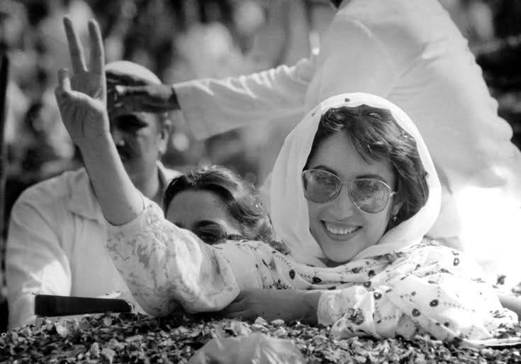 وہ دریا دیس سمندر تھی جو تیرے میرے اندر تھی
وہ سوندھی مٹی سندھڑی کی وہ لڑکی لال قلندر تھی۔
#HappyBirthdaySMBB