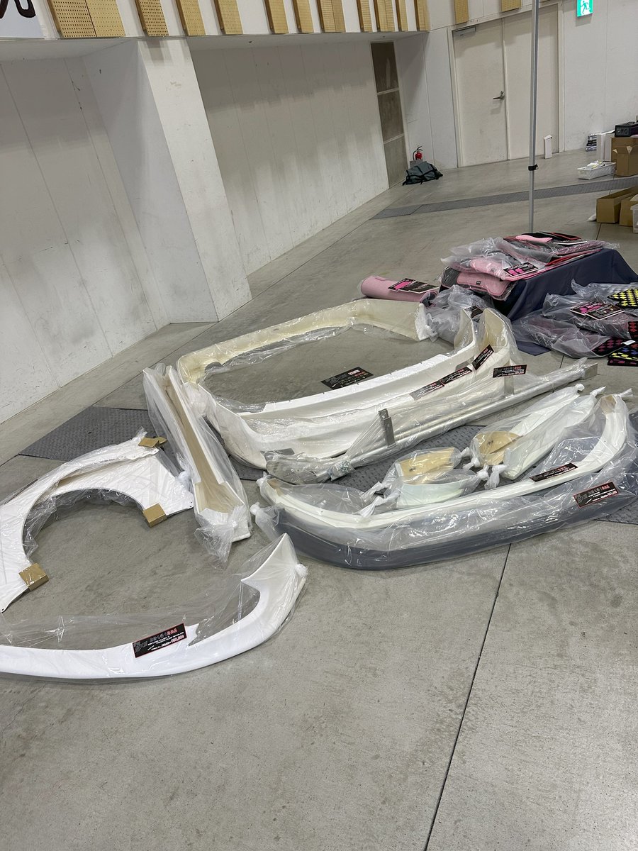 静岡超天国１日目

もう２時ですね(-_-;)

朝からごたごたしており更新が今頃に。

こんな感じのブースでお待ちしております。
特価品の在庫等、ご確認ください。

よろしくお願いします。