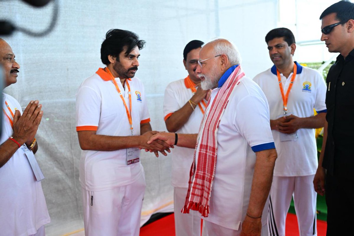 JanaSenaParty's tweet photo. ప్రపంచ యోగా దినోత్సవం... భారతావనికి దక్కిన గౌరవం

* యోగా విశిష్టతను రుగ్వేదం చెబితే... గౌరవ ప్రధాన మంత్రి శ్రీ @narendramodi గారు విశ్వవ్యాప్తం చేశారు  

* ‘యోగా.. ఒకే భూమి, ఒకే ఆరోగ్యం’ థీమ్ ను మనందరం ముందుకు తీసుకెళ్దాం
* గౌరవ ముఖ్యమంత్రి శ్రీ @ncbn గారి కృషితో ప్రపంచ రికార్డు

* విశాఖలోని 11వ అంతర్జాతీయ యోగా దినోత్సవ వేడుకల్లో ఉప ముఖ్యమంత్రి శ్రీ @PawanKalyan గారు  

ప్రపంచ యోగా దినోత్సవం భారతావనికి దక్కిన గౌరవమని ఉప ముఖ్యమంత్రి శ్రీ పవన్ కళ్యాణ్ గారు పేర్కొన్నారు. రుగ్వేదం యోగా విశిష్టతను, గొప్పదనాన్ని చెబితే ... దానిని గౌరవ ప్రధాని శ్రీ నరేంద్ర మోదీ గారు విశ్వవ్యాప్తం చేశారన్నారు. యోగాను తమ దైనందిన జీవితంలో భాగం చేసుకోవాలని, విశ్వ నరుడు శ్రీ నరేంద్ర మోదీ గారి పిలుపు మేరకు యోగా దినోత్సవాన్ని ‘‘యోగా.. ఒకే భూమి, ఒకే ఆరోగ్యం’’ అనే థీమ్ ను ప్రతి ఒక్కరూ ముందుకు తీసుకువెళ్లాలని పిలుపునిచ్చారు. 11వ అంతర్జాతీయ యోగా దినోత్సవం సందర్భంగా శనివారం ఉదయం విశాఖపట్నం సాగర తీరంలో ఏర్పాటు చేసిన యోగాంధ్ర కార్యక్రమంలో పాల్గొని ప్రసంగించారు. గౌరవ ప్రధాన మంత్రి శ్రీ నరేంద్ర మోదీ గారు ముఖ్య అతిథిగా పాల్గొన్నారు. గౌరవ ముఖ్యమంత్రి నేతృత్వంలో ఈ కార్యక్రమాన్ని నిర్వహించారు.
ఈ సందర్భంగా శ్రీ పవన్ కళ్యాణ్ గారు మాట్లాడుతూ “యోగా భారతీయ జీవన విధానంలో ఒక ముఖ్య భాగం. భారతీయ సనాతన ధర్మం యావత్ మానవాళికి అందించిన వరం. ఇది శరీరం.. మనసు మధ్య సంపూర్ణ సమతుల్యతను సాధించడంలో సహాయపడుతుంది. ఈ యోగా క్రియకు ఆది యోగి పరమ శివుడు ఆద్యుడు అయితే...  ఆ మహా యోగాన్ని ఆది శేషుడి అంశగా పతంజలి మహర్షి యోగ శాస్త్రం రూపంలో మనందరికీ అందించారు. 
•శ్రీ నరేంద్ర మోదీ గారే నిలువెత్తు నిదర్శనం 
యోగా మన సాంస్కృతిక వారసత్వంలో అంతర్భాగం. సనాతన ధర్మం తాలూకు విశిష్టతను యోగా ద్వారా ఖండాంతరాలకు చేర్చిన ఘనత శ్రీ నరేంద్ర మోదీ గారిదే. యోగా సాధకులు ఎంతటి దృఢ చిత్తాన్ని కలిగి ఉంటారో... ఒత్తిడి జయించి సంకల్ప సాధకులుగా ఎలా నిలబడతారో అన్నదానికి శ్రీ మోదీ గారే నిలువెత్తు ఉదాహరణ. యోగా డే విషయమై శ్రీ మోదీ గారి ప్రతిపాదనకు 177 దేశాలు ఆమోదం తెలిపాయి. ఆయన చొరవతోనే ప్రతి ఏడాది జూన్‌ 21న ప్రపంచ దేశాలు అంతర్జాతీయ యోగా దినోత్సవంగా పాటించాలని ఐక్యరాజ్య సమితి ప్రకటించింది. శ్రీ మోదీ గారి పిలుపు మేరకు మన విశాఖ 11వ యోగా దినోత్సవ సంబరాలకు వేదిక అయ్యింది. శ్రీ మోదీ గారి సమక్షంలో, గౌరవ ముఖ్యమంత్రివర్యులు శ్రీ చంద్రబాబు నాయుడు గారి కృషితో ప్రపంచ రికార్డుకు వేదికగా నిలిచింద"న్నారు.
*విశాఖ వేదికగా గిన్నిస్ రికార్డు* 
విశాఖ వేదికగా ప్రభుత్వం ప్రతిష్ఠాత్మకంగా నిర్వహించిన యోగాంధ్ర కార్యక్రమం గిన్నిస్ బుక్ ఆఫ్ వరల్డ్ రికార్డ్స్ లో స్థానం సంపాదించింది. ఈ విశిష్ట కార్యక్రమంలో దేశ ప్రధాని శ్రీ నరేంద్ర మోదీ గారితోపాటు గౌరవ గవర్నర్ జస్టిస్ అబ్దుల్ నజీర్ గారు, ముఖ్యమంత్రి శ్రీ చంద్రబాబు నాయుడు గారు, ఉప ముఖ్యమంత్రి శ్రీ పవన్ కళ్యాణ్ గారితోపాటు కేంద్ర, రాష్ట్ర మంత్రులు పాల్గొని యోగాసనాలు వేశారు. ఈ కార్యక్రమానికి లక్షలాది మంది ప్రజలతో పాటు ప్రభుత్వ ఉద్యోగులు, పాఠశాల విద్యార్థులు, ఎన్‌సీసీ, ఎన్‌ఎస్‌ఎస్ వాలంటీర్లు, క్రీడాకారులు, యోగా సంఘాలు, నౌకాదళం, కోస్ట్ గార్డు సభ్యులు, పారిశ్రామికవేత్తలు భారీ సంఖ్యలో హాజరయ్యారు. వీరంతా విశాఖ ఆర్కే బీచ్‌ నుంచి భోగాపురం వరకు దాదాపు మూడు లక్షల మంది ప్రజలు సామూహిక యోగా ప్రదర్శనలు చేశారు. అదే సమయంలో రాష్ట్రవ్యాప్తంగా వివిధ ప్రాంతాల్లో దాదాపు 2 లక్షల మంది ఆసనాలు వేశారు. సముద్రంలో యుద్ధ నౌకలపై నేవీ సిబ్బంది, వారి కుటుంబాలు వేసిన యోగసనాలు అందరినీ ఆకర్షించాయి. అంతకు ముందు ప్రధాని శ్రీ మోదీ గారు యోగా స్మారక పోస్టల్‌ స్టాంప్‌ విడుదల చేశారు.

#YogaForOneEarthOneHealth
#InternationalYogaDay #YogaAndhra2025