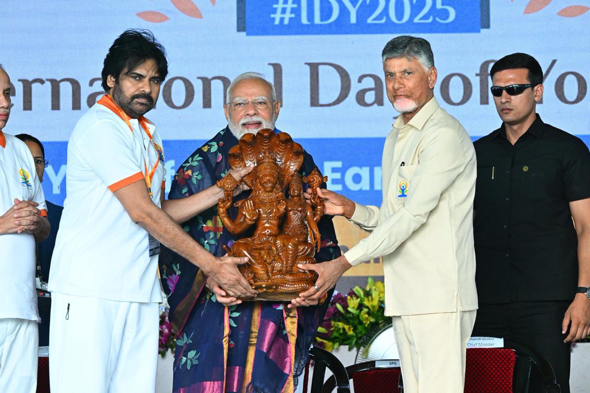 JanaSenaParty's tweet photo. ప్రపంచ యోగా దినోత్సవం... భారతావనికి దక్కిన గౌరవం

* యోగా విశిష్టతను రుగ్వేదం చెబితే... గౌరవ ప్రధాన మంత్రి శ్రీ @narendramodi గారు విశ్వవ్యాప్తం చేశారు  

* ‘యోగా.. ఒకే భూమి, ఒకే ఆరోగ్యం’ థీమ్ ను మనందరం ముందుకు తీసుకెళ్దాం
* గౌరవ ముఖ్యమంత్రి శ్రీ @ncbn గారి కృషితో ప్రపంచ రికార్డు

* విశాఖలోని 11వ అంతర్జాతీయ యోగా దినోత్సవ వేడుకల్లో ఉప ముఖ్యమంత్రి శ్రీ @PawanKalyan గారు  

ప్రపంచ యోగా దినోత్సవం భారతావనికి దక్కిన గౌరవమని ఉప ముఖ్యమంత్రి శ్రీ పవన్ కళ్యాణ్ గారు పేర్కొన్నారు. రుగ్వేదం యోగా విశిష్టతను, గొప్పదనాన్ని చెబితే ... దానిని గౌరవ ప్రధాని శ్రీ నరేంద్ర మోదీ గారు విశ్వవ్యాప్తం చేశారన్నారు. యోగాను తమ దైనందిన జీవితంలో భాగం చేసుకోవాలని, విశ్వ నరుడు శ్రీ నరేంద్ర మోదీ గారి పిలుపు మేరకు యోగా దినోత్సవాన్ని ‘‘యోగా.. ఒకే భూమి, ఒకే ఆరోగ్యం’’ అనే థీమ్ ను ప్రతి ఒక్కరూ ముందుకు తీసుకువెళ్లాలని పిలుపునిచ్చారు. 11వ అంతర్జాతీయ యోగా దినోత్సవం సందర్భంగా శనివారం ఉదయం విశాఖపట్నం సాగర తీరంలో ఏర్పాటు చేసిన యోగాంధ్ర కార్యక్రమంలో పాల్గొని ప్రసంగించారు. గౌరవ ప్రధాన మంత్రి శ్రీ నరేంద్ర మోదీ గారు ముఖ్య అతిథిగా పాల్గొన్నారు. గౌరవ ముఖ్యమంత్రి నేతృత్వంలో ఈ కార్యక్రమాన్ని నిర్వహించారు.
ఈ సందర్భంగా శ్రీ పవన్ కళ్యాణ్ గారు మాట్లాడుతూ “యోగా భారతీయ జీవన విధానంలో ఒక ముఖ్య భాగం. భారతీయ సనాతన ధర్మం యావత్ మానవాళికి అందించిన వరం. ఇది శరీరం.. మనసు మధ్య సంపూర్ణ సమతుల్యతను సాధించడంలో సహాయపడుతుంది. ఈ యోగా క్రియకు ఆది యోగి పరమ శివుడు ఆద్యుడు అయితే...  ఆ మహా యోగాన్ని ఆది శేషుడి అంశగా పతంజలి మహర్షి యోగ శాస్త్రం రూపంలో మనందరికీ అందించారు. 
•శ్రీ నరేంద్ర మోదీ గారే నిలువెత్తు నిదర్శనం 
యోగా మన సాంస్కృతిక వారసత్వంలో అంతర్భాగం. సనాతన ధర్మం తాలూకు విశిష్టతను యోగా ద్వారా ఖండాంతరాలకు చేర్చిన ఘనత శ్రీ నరేంద్ర మోదీ గారిదే. యోగా సాధకులు ఎంతటి దృఢ చిత్తాన్ని కలిగి ఉంటారో... ఒత్తిడి జయించి సంకల్ప సాధకులుగా ఎలా నిలబడతారో అన్నదానికి శ్రీ మోదీ గారే నిలువెత్తు ఉదాహరణ. యోగా డే విషయమై శ్రీ మోదీ గారి ప్రతిపాదనకు 177 దేశాలు ఆమోదం తెలిపాయి. ఆయన చొరవతోనే ప్రతి ఏడాది జూన్‌ 21న ప్రపంచ దేశాలు అంతర్జాతీయ యోగా దినోత్సవంగా పాటించాలని ఐక్యరాజ్య సమితి ప్రకటించింది. శ్రీ మోదీ గారి పిలుపు మేరకు మన విశాఖ 11వ యోగా దినోత్సవ సంబరాలకు వేదిక అయ్యింది. శ్రీ మోదీ గారి సమక్షంలో, గౌరవ ముఖ్యమంత్రివర్యులు శ్రీ చంద్రబాబు నాయుడు గారి కృషితో ప్రపంచ రికార్డుకు వేదికగా నిలిచింద"న్నారు.
*విశాఖ వేదికగా గిన్నిస్ రికార్డు* 
విశాఖ వేదికగా ప్రభుత్వం ప్రతిష్ఠాత్మకంగా నిర్వహించిన యోగాంధ్ర కార్యక్రమం గిన్నిస్ బుక్ ఆఫ్ వరల్డ్ రికార్డ్స్ లో స్థానం సంపాదించింది. ఈ విశిష్ట కార్యక్రమంలో దేశ ప్రధాని శ్రీ నరేంద్ర మోదీ గారితోపాటు గౌరవ గవర్నర్ జస్టిస్ అబ్దుల్ నజీర్ గారు, ముఖ్యమంత్రి శ్రీ చంద్రబాబు నాయుడు గారు, ఉప ముఖ్యమంత్రి శ్రీ పవన్ కళ్యాణ్ గారితోపాటు కేంద్ర, రాష్ట్ర మంత్రులు పాల్గొని యోగాసనాలు వేశారు. ఈ కార్యక్రమానికి లక్షలాది మంది ప్రజలతో పాటు ప్రభుత్వ ఉద్యోగులు, పాఠశాల విద్యార్థులు, ఎన్‌సీసీ, ఎన్‌ఎస్‌ఎస్ వాలంటీర్లు, క్రీడాకారులు, యోగా సంఘాలు, నౌకాదళం, కోస్ట్ గార్డు సభ్యులు, పారిశ్రామికవేత్తలు భారీ సంఖ్యలో హాజరయ్యారు. వీరంతా విశాఖ ఆర్కే బీచ్‌ నుంచి భోగాపురం వరకు దాదాపు మూడు లక్షల మంది ప్రజలు సామూహిక యోగా ప్రదర్శనలు చేశారు. అదే సమయంలో రాష్ట్రవ్యాప్తంగా వివిధ ప్రాంతాల్లో దాదాపు 2 లక్షల మంది ఆసనాలు వేశారు. సముద్రంలో యుద్ధ నౌకలపై నేవీ సిబ్బంది, వారి కుటుంబాలు వేసిన యోగసనాలు అందరినీ ఆకర్షించాయి. అంతకు ముందు ప్రధాని శ్రీ మోదీ గారు యోగా స్మారక పోస్టల్‌ స్టాంప్‌ విడుదల చేశారు.

#YogaForOneEarthOneHealth
#InternationalYogaDay #YogaAndhra2025