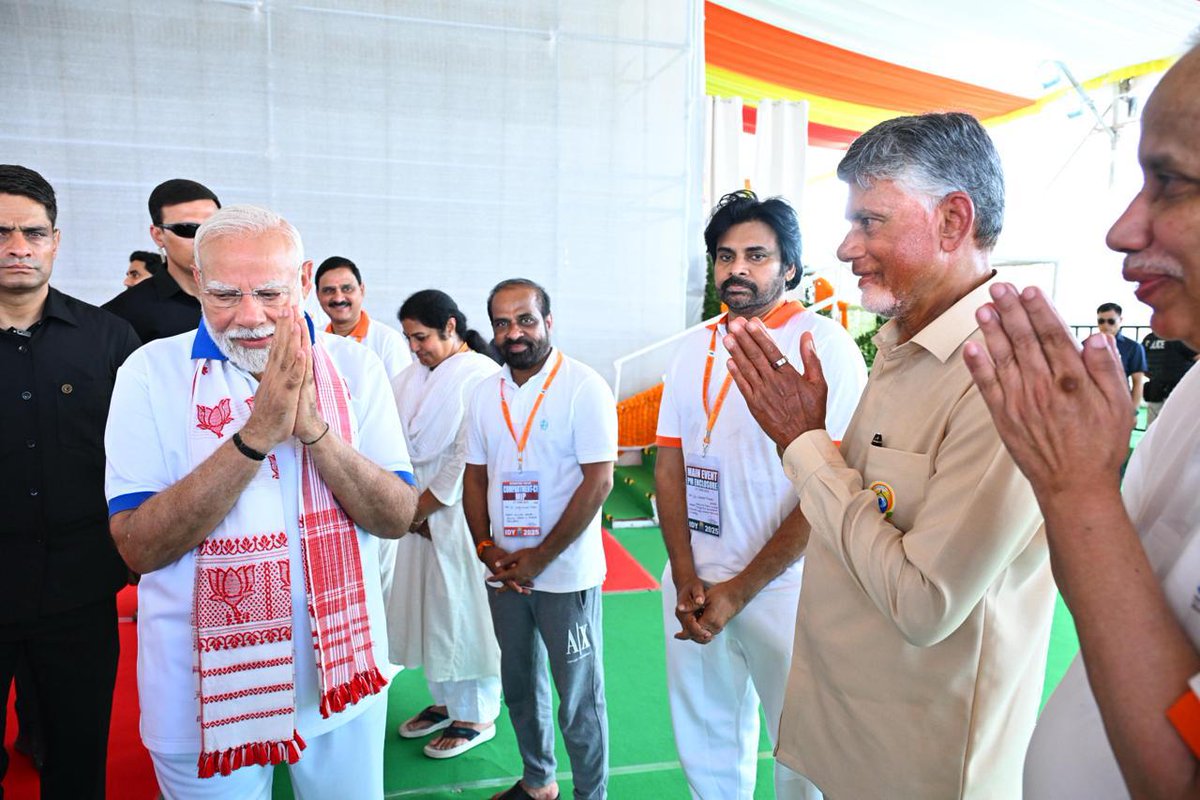 JanaSenaParty's tweet photo. ప్రపంచ యోగా దినోత్సవం... భారతావనికి దక్కిన గౌరవం

* యోగా విశిష్టతను రుగ్వేదం చెబితే... గౌరవ ప్రధాన మంత్రి శ్రీ @narendramodi గారు విశ్వవ్యాప్తం చేశారు  

* ‘యోగా.. ఒకే భూమి, ఒకే ఆరోగ్యం’ థీమ్ ను మనందరం ముందుకు తీసుకెళ్దాం
* గౌరవ ముఖ్యమంత్రి శ్రీ @ncbn గారి కృషితో ప్రపంచ రికార్డు

* విశాఖలోని 11వ అంతర్జాతీయ యోగా దినోత్సవ వేడుకల్లో ఉప ముఖ్యమంత్రి శ్రీ @PawanKalyan గారు  

ప్రపంచ యోగా దినోత్సవం భారతావనికి దక్కిన గౌరవమని ఉప ముఖ్యమంత్రి శ్రీ పవన్ కళ్యాణ్ గారు పేర్కొన్నారు. రుగ్వేదం యోగా విశిష్టతను, గొప్పదనాన్ని చెబితే ... దానిని గౌరవ ప్రధాని శ్రీ నరేంద్ర మోదీ గారు విశ్వవ్యాప్తం చేశారన్నారు. యోగాను తమ దైనందిన జీవితంలో భాగం చేసుకోవాలని, విశ్వ నరుడు శ్రీ నరేంద్ర మోదీ గారి పిలుపు మేరకు యోగా దినోత్సవాన్ని ‘‘యోగా.. ఒకే భూమి, ఒకే ఆరోగ్యం’’ అనే థీమ్ ను ప్రతి ఒక్కరూ ముందుకు తీసుకువెళ్లాలని పిలుపునిచ్చారు. 11వ అంతర్జాతీయ యోగా దినోత్సవం సందర్భంగా శనివారం ఉదయం విశాఖపట్నం సాగర తీరంలో ఏర్పాటు చేసిన యోగాంధ్ర కార్యక్రమంలో పాల్గొని ప్రసంగించారు. గౌరవ ప్రధాన మంత్రి శ్రీ నరేంద్ర మోదీ గారు ముఖ్య అతిథిగా పాల్గొన్నారు. గౌరవ ముఖ్యమంత్రి నేతృత్వంలో ఈ కార్యక్రమాన్ని నిర్వహించారు.
ఈ సందర్భంగా శ్రీ పవన్ కళ్యాణ్ గారు మాట్లాడుతూ “యోగా భారతీయ జీవన విధానంలో ఒక ముఖ్య భాగం. భారతీయ సనాతన ధర్మం యావత్ మానవాళికి అందించిన వరం. ఇది శరీరం.. మనసు మధ్య సంపూర్ణ సమతుల్యతను సాధించడంలో సహాయపడుతుంది. ఈ యోగా క్రియకు ఆది యోగి పరమ శివుడు ఆద్యుడు అయితే...  ఆ మహా యోగాన్ని ఆది శేషుడి అంశగా పతంజలి మహర్షి యోగ శాస్త్రం రూపంలో మనందరికీ అందించారు. 
•శ్రీ నరేంద్ర మోదీ గారే నిలువెత్తు నిదర్శనం 
యోగా మన సాంస్కృతిక వారసత్వంలో అంతర్భాగం. సనాతన ధర్మం తాలూకు విశిష్టతను యోగా ద్వారా ఖండాంతరాలకు చేర్చిన ఘనత శ్రీ నరేంద్ర మోదీ గారిదే. యోగా సాధకులు ఎంతటి దృఢ చిత్తాన్ని కలిగి ఉంటారో... ఒత్తిడి జయించి సంకల్ప సాధకులుగా ఎలా నిలబడతారో అన్నదానికి శ్రీ మోదీ గారే నిలువెత్తు ఉదాహరణ. యోగా డే విషయమై శ్రీ మోదీ గారి ప్రతిపాదనకు 177 దేశాలు ఆమోదం తెలిపాయి. ఆయన చొరవతోనే ప్రతి ఏడాది జూన్‌ 21న ప్రపంచ దేశాలు అంతర్జాతీయ యోగా దినోత్సవంగా పాటించాలని ఐక్యరాజ్య సమితి ప్రకటించింది. శ్రీ మోదీ గారి పిలుపు మేరకు మన విశాఖ 11వ యోగా దినోత్సవ సంబరాలకు వేదిక అయ్యింది. శ్రీ మోదీ గారి సమక్షంలో, గౌరవ ముఖ్యమంత్రివర్యులు శ్రీ చంద్రబాబు నాయుడు గారి కృషితో ప్రపంచ రికార్డుకు వేదికగా నిలిచింద"న్నారు.
*విశాఖ వేదికగా గిన్నిస్ రికార్డు* 
విశాఖ వేదికగా ప్రభుత్వం ప్రతిష్ఠాత్మకంగా నిర్వహించిన యోగాంధ్ర కార్యక్రమం గిన్నిస్ బుక్ ఆఫ్ వరల్డ్ రికార్డ్స్ లో స్థానం సంపాదించింది. ఈ విశిష్ట కార్యక్రమంలో దేశ ప్రధాని శ్రీ నరేంద్ర మోదీ గారితోపాటు గౌరవ గవర్నర్ జస్టిస్ అబ్దుల్ నజీర్ గారు, ముఖ్యమంత్రి శ్రీ చంద్రబాబు నాయుడు గారు, ఉప ముఖ్యమంత్రి శ్రీ పవన్ కళ్యాణ్ గారితోపాటు కేంద్ర, రాష్ట్ర మంత్రులు పాల్గొని యోగాసనాలు వేశారు. ఈ కార్యక్రమానికి లక్షలాది మంది ప్రజలతో పాటు ప్రభుత్వ ఉద్యోగులు, పాఠశాల విద్యార్థులు, ఎన్‌సీసీ, ఎన్‌ఎస్‌ఎస్ వాలంటీర్లు, క్రీడాకారులు, యోగా సంఘాలు, నౌకాదళం, కోస్ట్ గార్డు సభ్యులు, పారిశ్రామికవేత్తలు భారీ సంఖ్యలో హాజరయ్యారు. వీరంతా విశాఖ ఆర్కే బీచ్‌ నుంచి భోగాపురం వరకు దాదాపు మూడు లక్షల మంది ప్రజలు సామూహిక యోగా ప్రదర్శనలు చేశారు. అదే సమయంలో రాష్ట్రవ్యాప్తంగా వివిధ ప్రాంతాల్లో దాదాపు 2 లక్షల మంది ఆసనాలు వేశారు. సముద్రంలో యుద్ధ నౌకలపై నేవీ సిబ్బంది, వారి కుటుంబాలు వేసిన యోగసనాలు అందరినీ ఆకర్షించాయి. అంతకు ముందు ప్రధాని శ్రీ మోదీ గారు యోగా స్మారక పోస్టల్‌ స్టాంప్‌ విడుదల చేశారు.

#YogaForOneEarthOneHealth
#InternationalYogaDay #YogaAndhra2025