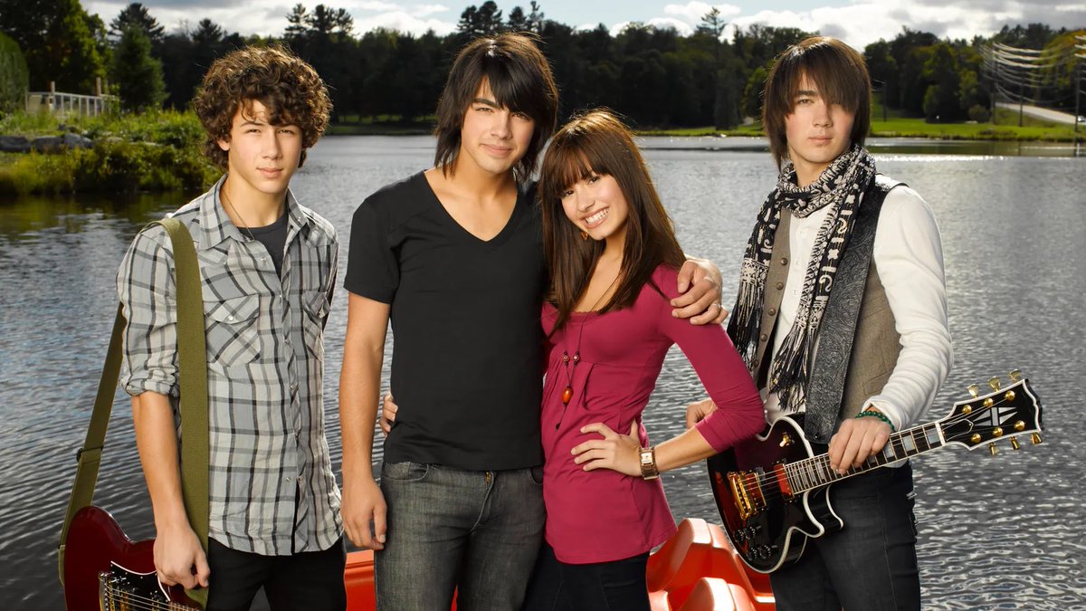 notgwendalupe's tweet photo. this week was iconic 17 years ago if you were a Disney kid: Miley Cyrus released '7 things', the Jonas Brothers premiered 'Burnin Up' and 'Camp Rock' premiered: https://t.co/n0qvnpcotJ