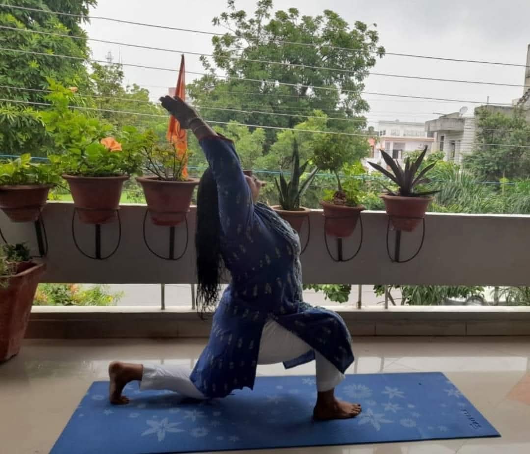 योग का मतलब जोड़ना या मिलन है ,
शरीर का आत्मा से ,
स्वयं के स्वयं से ,
योग जीवन से ,
ईश्वर के मिलन से ,
आत्मा के आनंद से ।
योग शारिरिक,मानसिक, आध्यात्मिक स्तर पर खुद को साधने की क्रिया है।
योग जीवन जीने की कला है और जीवन से आगे का ज्ञान।
आप सभी को योग दिवस की हार्दिक शुभकामनाएं