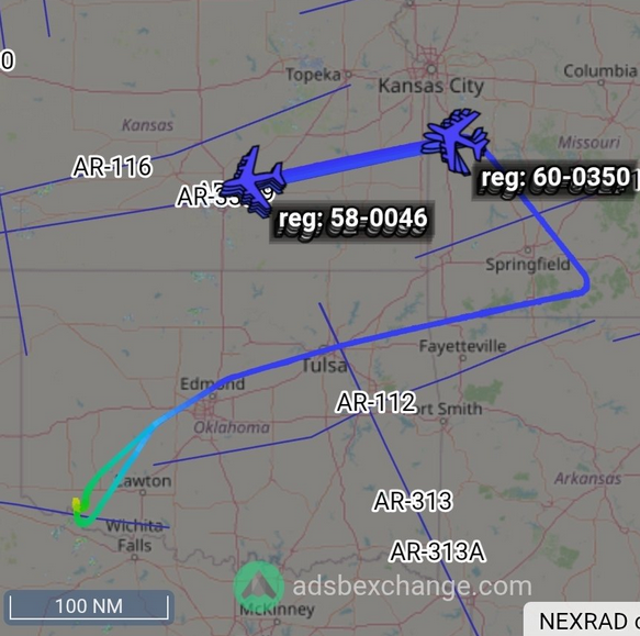 Dailynews_4's tweet photo. 🚨 Two formations of 4 tankers each out of Altus AFB now lined up with air refueling route AR-309 (West), heading toward Whiteman AFB 🛩️

Notice the precise spacing — classic USAF coordination at work.

#USAF #AltusAFB #WhitemanAFB #AerialRefueling #AR309 #MilitaryAviation #TankersInTheSky #AirMobility