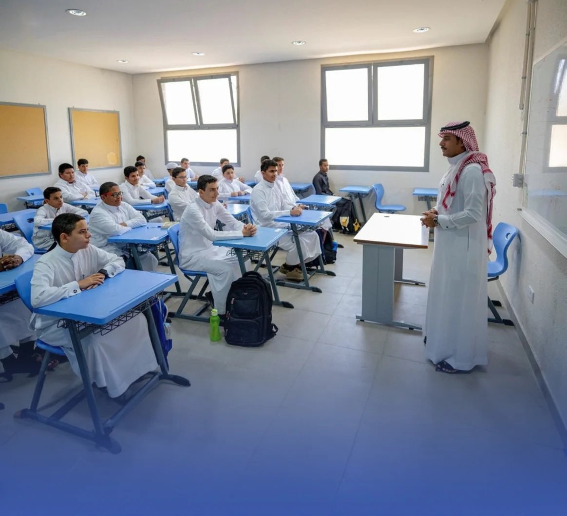 ▪️لا يجب أن يُجبر #المعلم على تجاوز أصول الحصة الدراسية من أجل تحقيق الترف التربوي الذي لايسمن ولا يغني من جوع.

مثال:
قد ينجح معلم كتاتيب في تعليم طلابه القراءة والكتابة، في حين يفشل معلم مدجج بالأدوات الذكية والشكليات التدريسية في تعليم الطلاب.

#المدرسة_فرصة_للتعلم