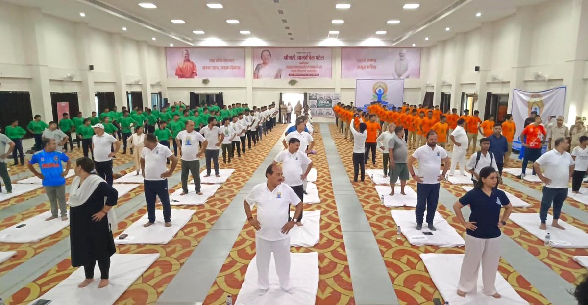 आज अंतर्राष्ट्रीय योग दिवस के अवसर पर अपने प्रभार जनपद गोंडा में सामूहिक योगाभ्यास किया।
योग भारतीय संस्कृति की अमूल्य देन है, जो तन, मन और आत्मा को संतुलित कर स्वस्थ जीवन की राह दिखाता है।
(1/2)