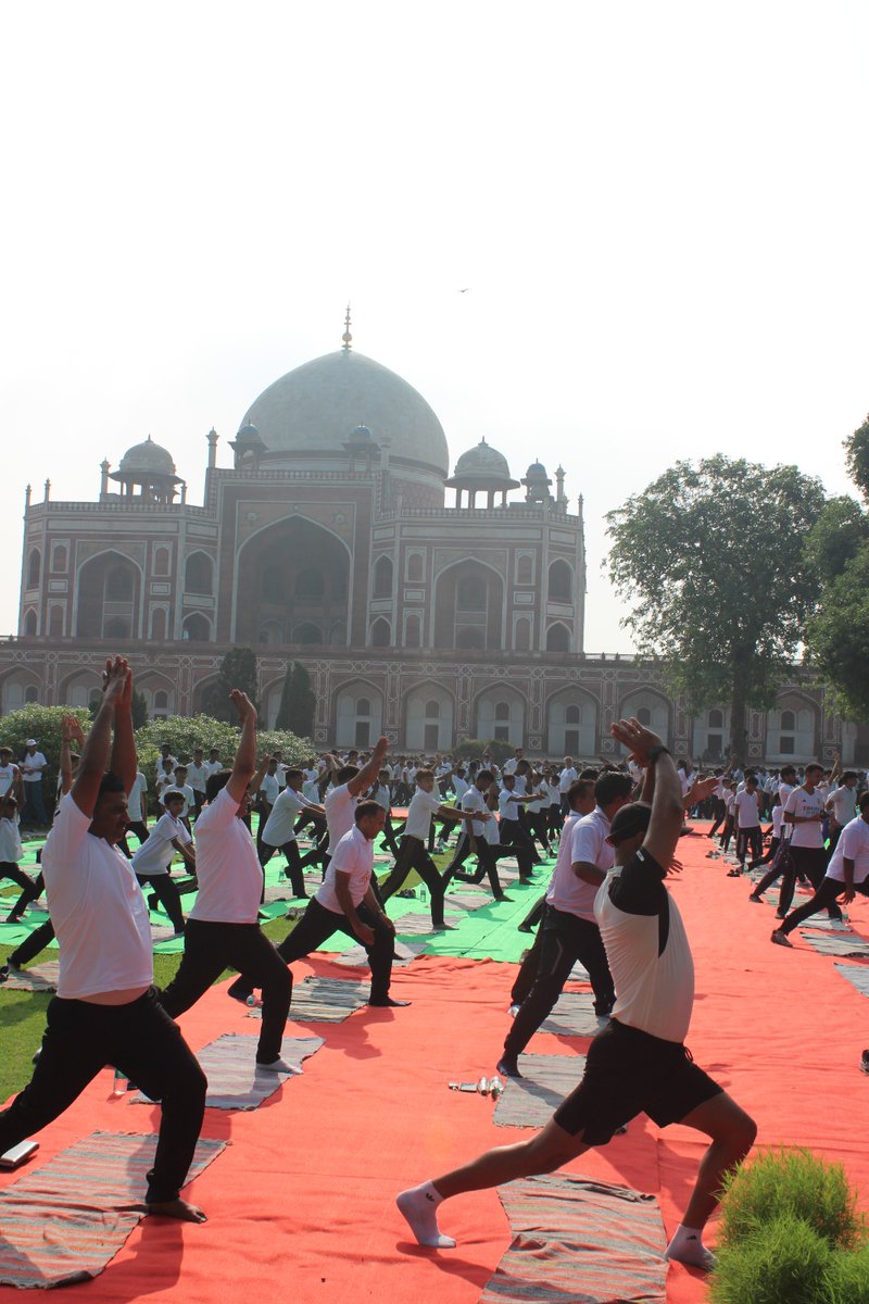 *IDY2025* Cadets of NCC Dte Delhi performed Yoga at various iconic locations of Delhi spreading message healthy mi d and body through Yoga.