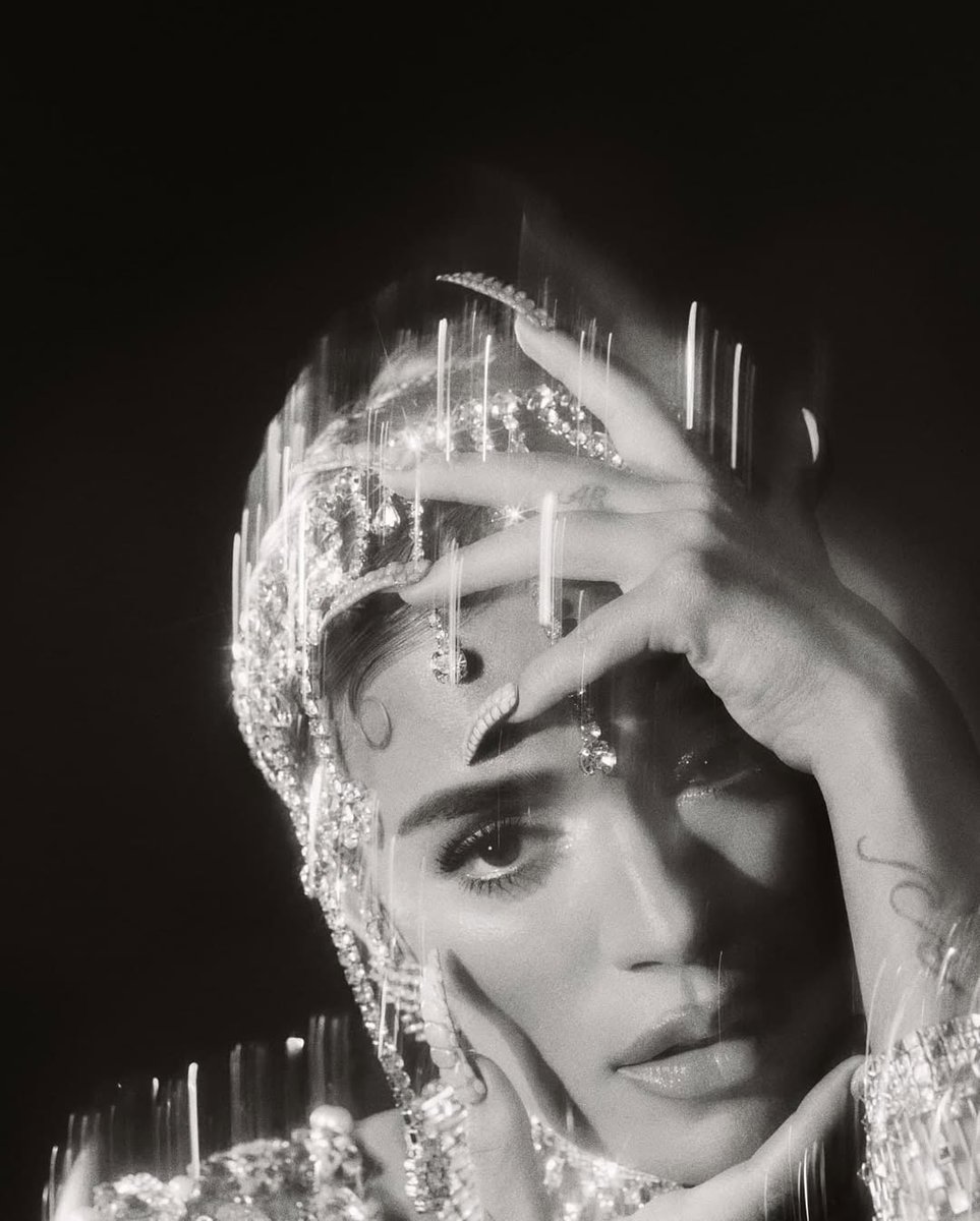 fcgpowermex's tweet photo. Karol G x Complex. 🖤 #KarolG https://t.co/cYlcwdBGmS