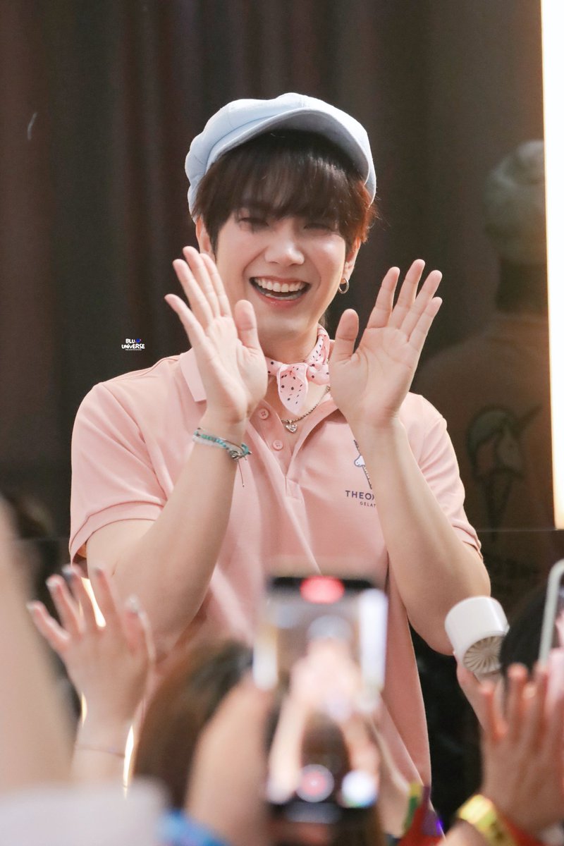 He's so pretty my heart can't take it 😖💙

BUILD ICECREAM CRUSH
#TasteGelatoWithBuild
#BuildJakapan <a href="/JakeB4rever/">BIU.</a>
