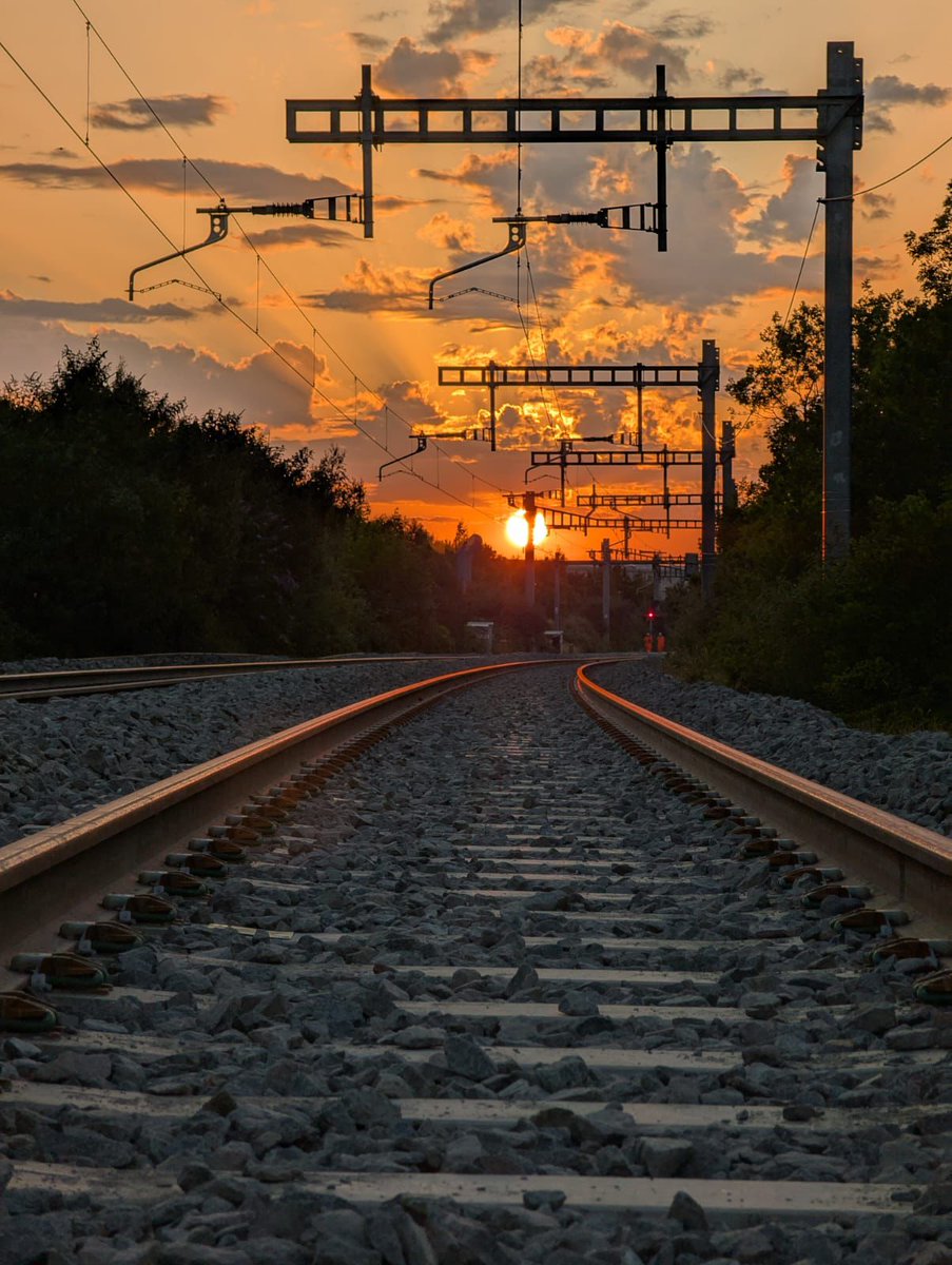 🛤 Our track replacement in South Glos is complete.

🚆 Direct train services are back running between Bristol &amp; south Wales via the Severn Tunnel.

⚠️ Planned follow-up work: Sunday 29 June only. 

ℹ️ Please check nationalrail.co.uk or GWR.com/bristol
