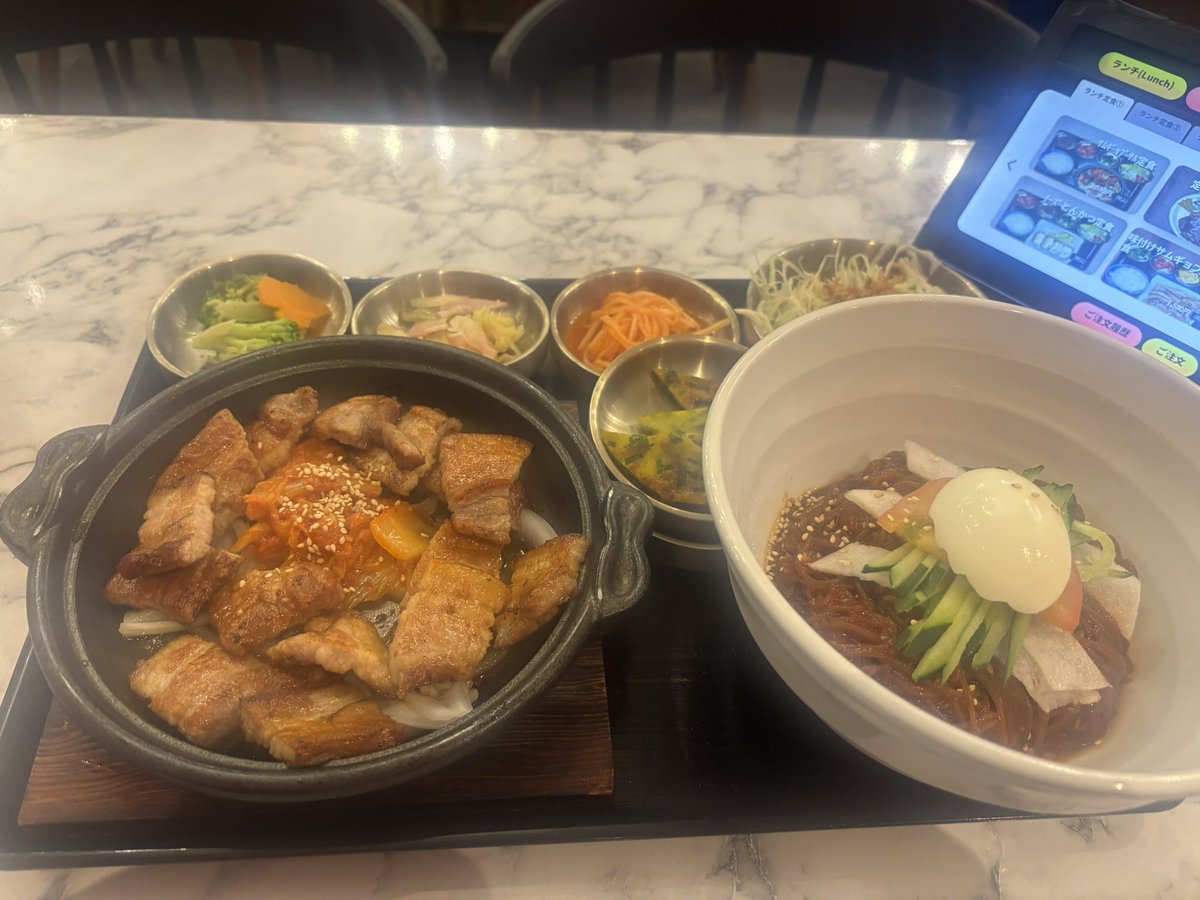 量が多すぎてビビン麺の半分も食べきれなさそう😂