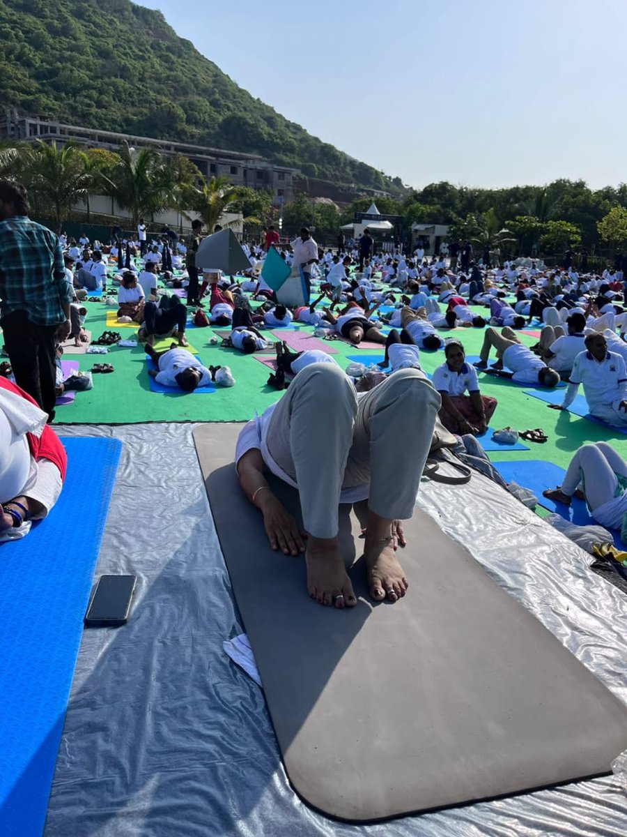 ArtofLivingYoga's tweet photo. @ArtofLiving Yoga with the PM in Vizag 🇮🇳
An unforgettable #IDY2025 as our team joined thousands in Visakhapatnam, led by the Hon'ble Prime Minister of India.
United by yoga, service &amp; spirit — across regions &amp; roles. 🙏
#SriSriYoga #VizagYogaWithPM #YogaForIndia #YogaForUnity https://t.co/l76zE8s5qG