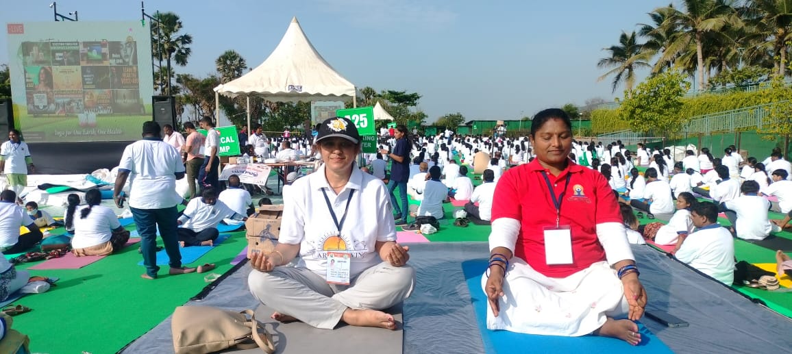 ArtofLivingYoga's tweet photo. @ArtofLiving Yoga with the PM in Vizag 🇮🇳
An unforgettable #IDY2025 as our team joined thousands in Visakhapatnam, led by the Hon'ble Prime Minister of India.
United by yoga, service &amp; spirit — across regions &amp; roles. 🙏
#SriSriYoga #VizagYogaWithPM #YogaForIndia #YogaForUnity https://t.co/l76zE8s5qG