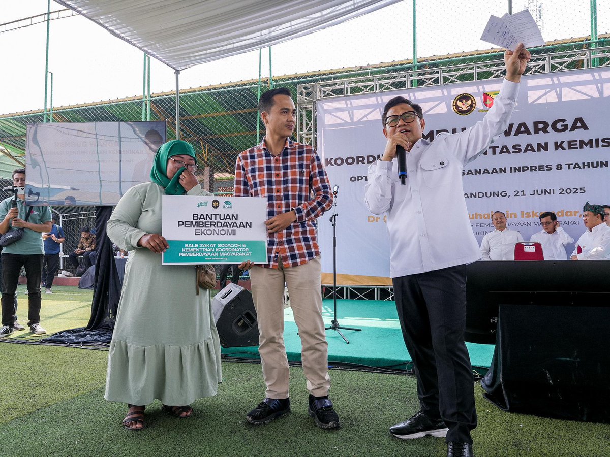 Rembug warga, cara kerja baru upaya pengentasan kemiskinan

Sabtu (21/6) pagi ini saya berdialog dan mendengar langsung tantangan sehari-hari masyarakat Desa Wangisagara, Majalaya, Kabupaten Bandung mengembangkan produktivitas wilayahnya.

Alhamdulillah, kami di <a href="/kemenkopmRI/">Kemenko Bidang Pemberdayaan Masyarakat RI</a>