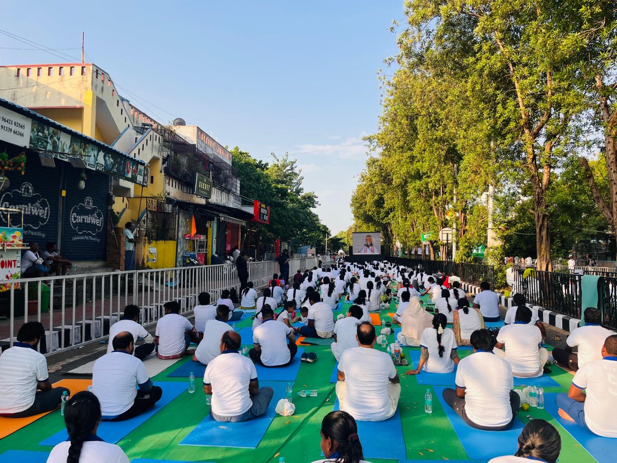 STPIVizag's tweet photo. On the occasion of the 11th #InternationalYogaDay, STPI Visakhapatnam staff enthusiastically participated and performed yoga in the #YogaAndhra program. @arvindtw @guptaa_sanjay @KavithaC8 @stpiindia #YogaDay2025 #YogaForOneEarthOneHealth #STPIForWellbeing https://t.co/uSRGCOEsQB