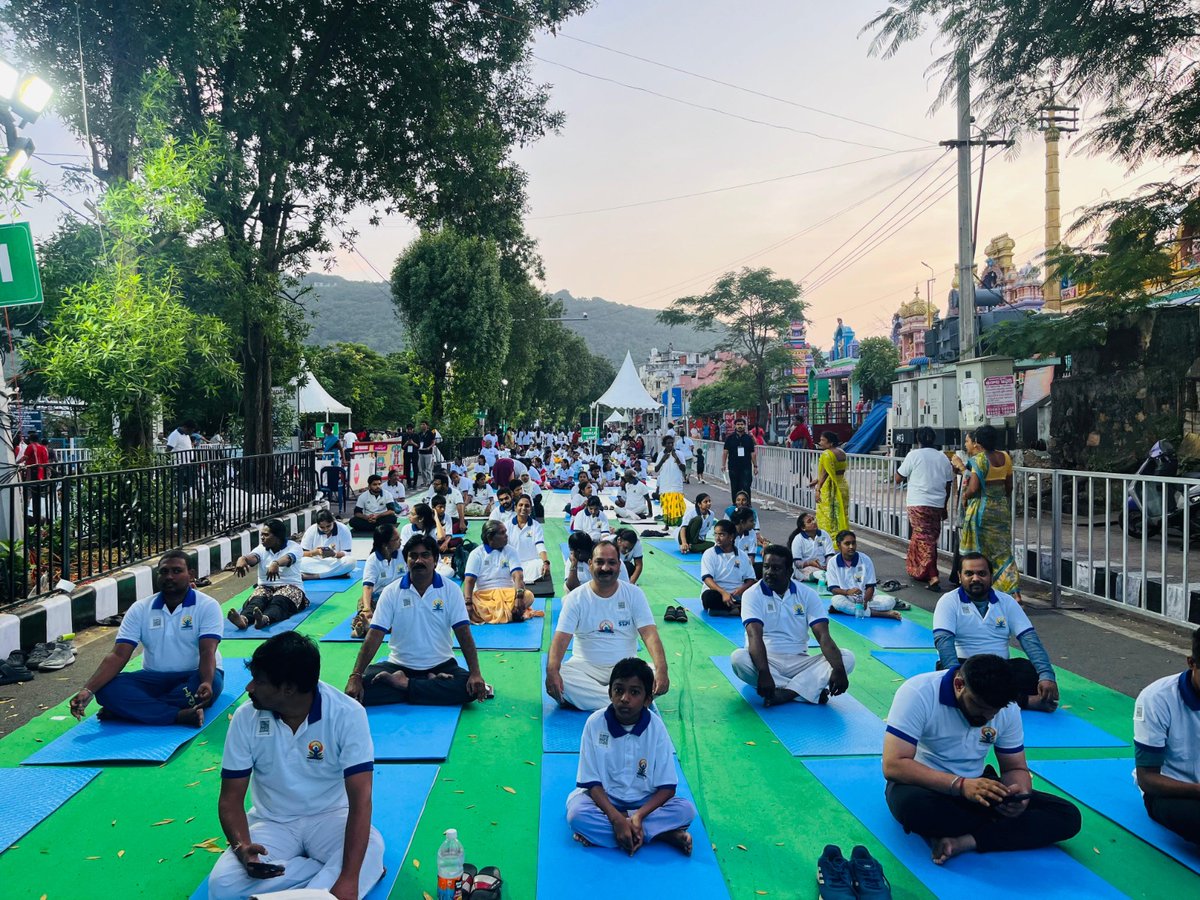 STPIVizag's tweet photo. On the occasion of the 11th #InternationalYogaDay, STPI Visakhapatnam staff enthusiastically participated and performed yoga in the #YogaAndhra program. @arvindtw @guptaa_sanjay @KavithaC8 @stpiindia #YogaDay2025 #YogaForOneEarthOneHealth #STPIForWellbeing https://t.co/uSRGCOEsQB