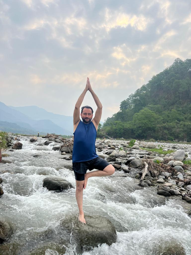 प्रकृति की गोद मे योग।