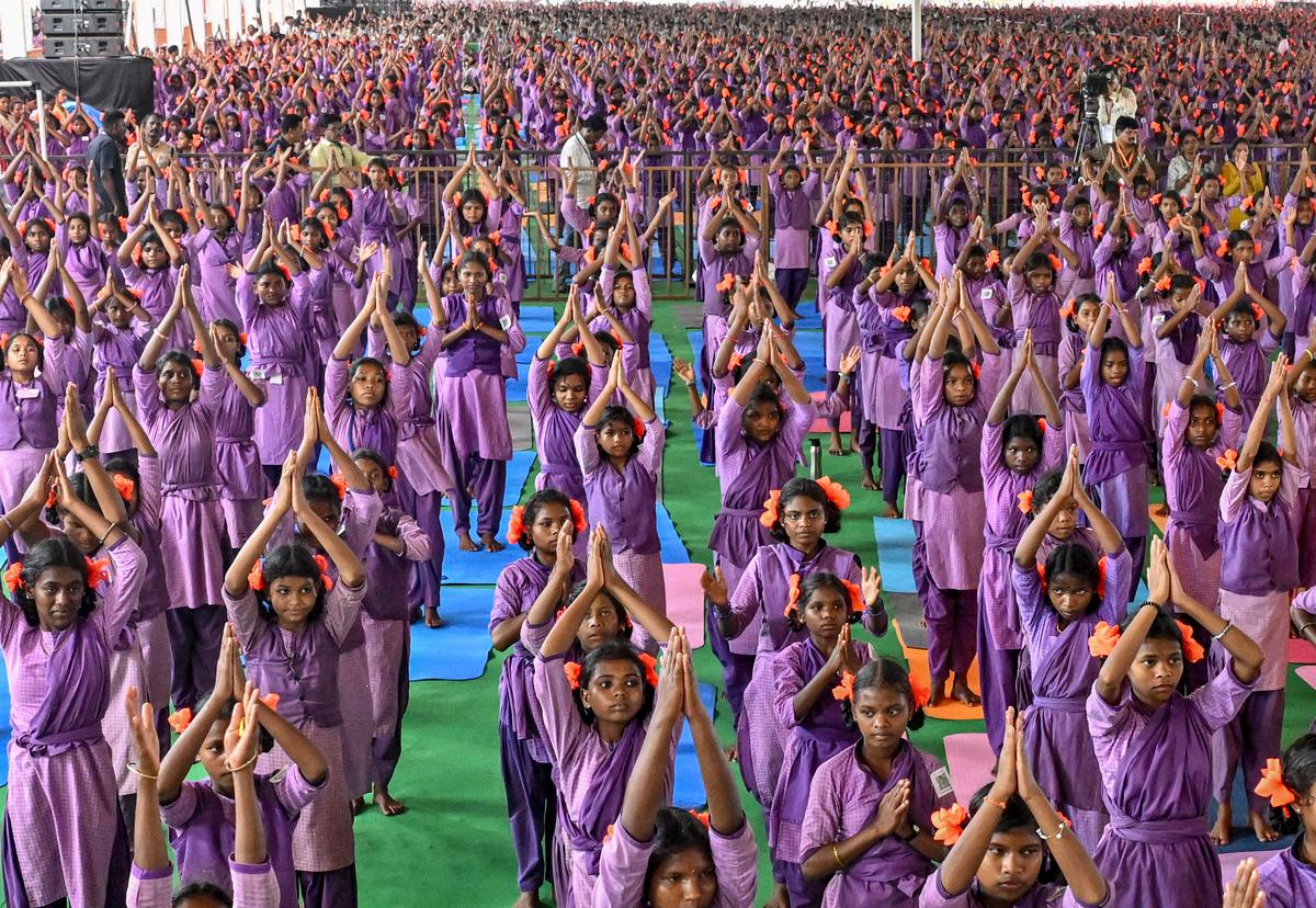 25,000 tribal children successfully performed 108 Surya Namaskars in 108 minutes at Andhra University, Visakhapatnam, setting a new world record

#InternationalDayofYoga2025 #suryanamaskar