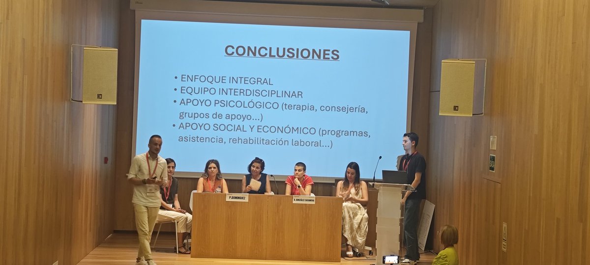 NefroCHUAC (@nefrochuac) on Twitter photo Ayer despedimos la jornada con una mesa maravillosa compuesta por pacientes en HDD, psicóloga, trabajador social y enfermería. Moderado por Alejandro González y Pilar Domínguez, enfermeros de HDD de <a href="/nefroLugos/">NefroLugos</a> 💪 El paciente en el centro 🕵️♂️💫 Ayer despedimos la jornada con una mesa maravillosa compuesta por pacientes en HDD, psicóloga, trabajador social y enfermería. Moderado por Alejandro González y Pilar Domínguez, enfermeros de HDD de <a href="/nefroLugos/">NefroLugos</a> 💪 El paciente en el centro 🕵️♂️💫