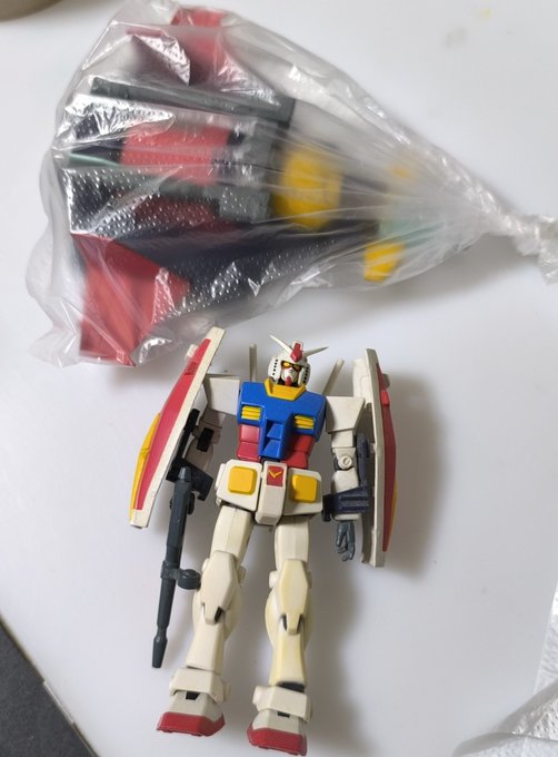 引っ越し荷物まとめ作業中。久しぶりに"アニメ通りのRX-78ガンダム"を今見るとぬるっとしてて確かに逆に異形感あるよな。しかもフル装備。 最終回の描写次第でブンドド欲も出よう…がそういうコトに構って止まるんじゃねぇぞ まぁ来月再来月のハナシでも無いのだが慢心は絶対アカン物量なのよ 