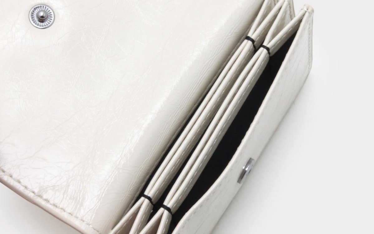 มีทั้งหมด 5 สีนะคะ แบรนด์มีกล่องให้น้า กระเป๋ามีทั้งหมด 3 ช่องค่า ⭐️