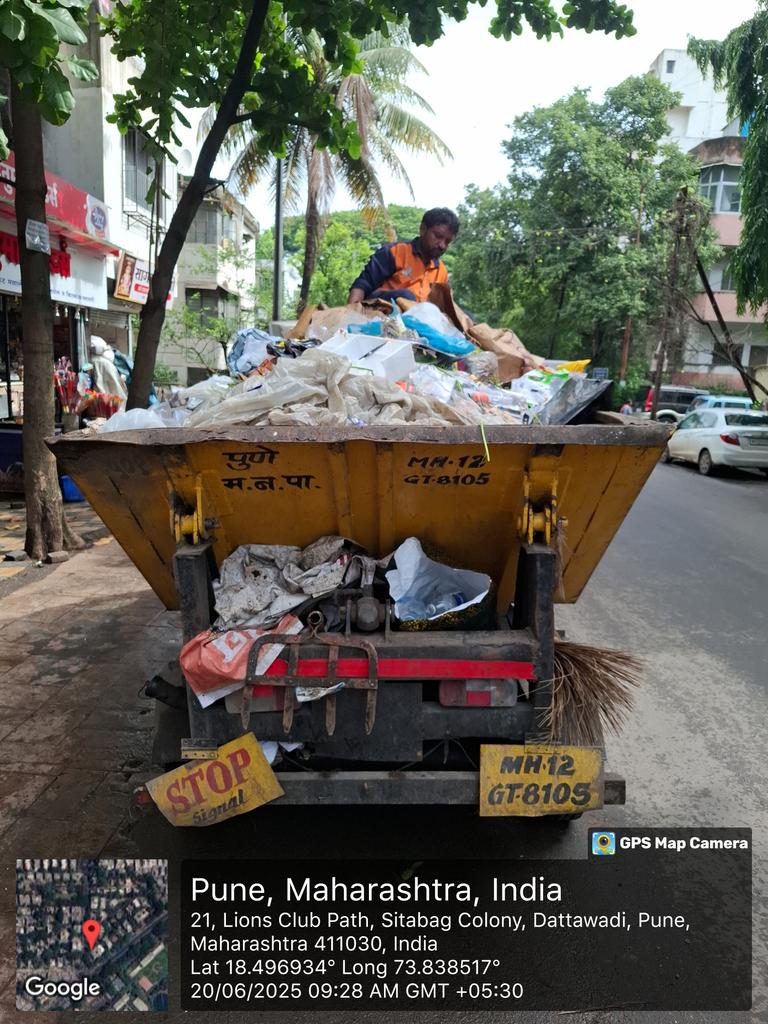 Human friendly, Hygienic, Healthy, Clean garbage collection.
This is Pune, the Smart City.
Claimed to be one of the top 5 cleanest cities.
Why that poor man on the top is being punished? The Garbage dept head should be made to sit there.
Guys, WELCOME TO THE OXFORD OF THE EAST.
