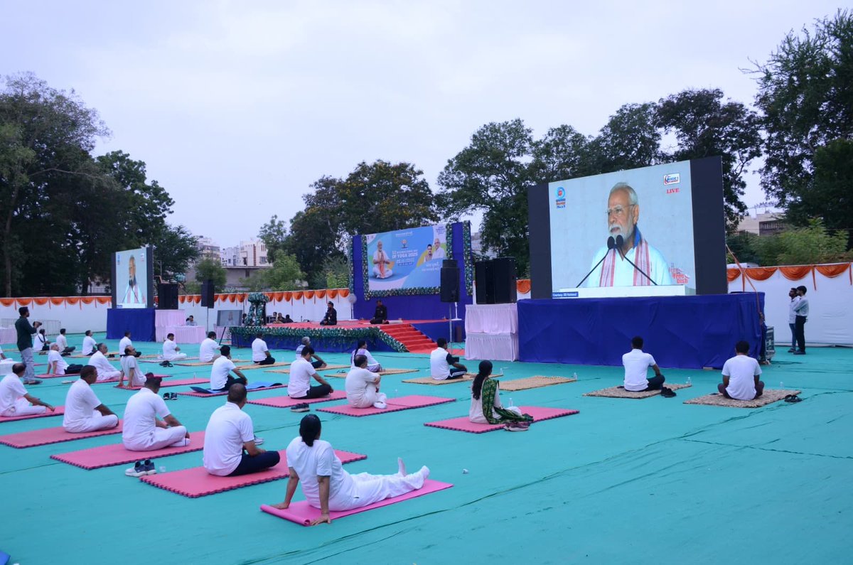 તા.૨૧ જૂન, આંતરરાષ્ટ્રીય યોગ દિને મોરબી જિલ્લામાં જિલ્લાકક્ષાની ઉજવણી પોલીસ પરેડ ગ્રાઉન્ડ ખાતે કરવામાં આવી હતી.જેમાં યોગ સાધકોની સાથે "એક પૃથ્વી, એક સ્વાસ્થ્ય" માટેની થીમ સાથે "મેદસ્વિતા મુક્ત ભારત" અભિયાન અન્વયે અનેરા ઉત્સાહ અને ઉર્જા સાથે યોગ દિવસની ઉજવણી કરવામાં આવી હતી.